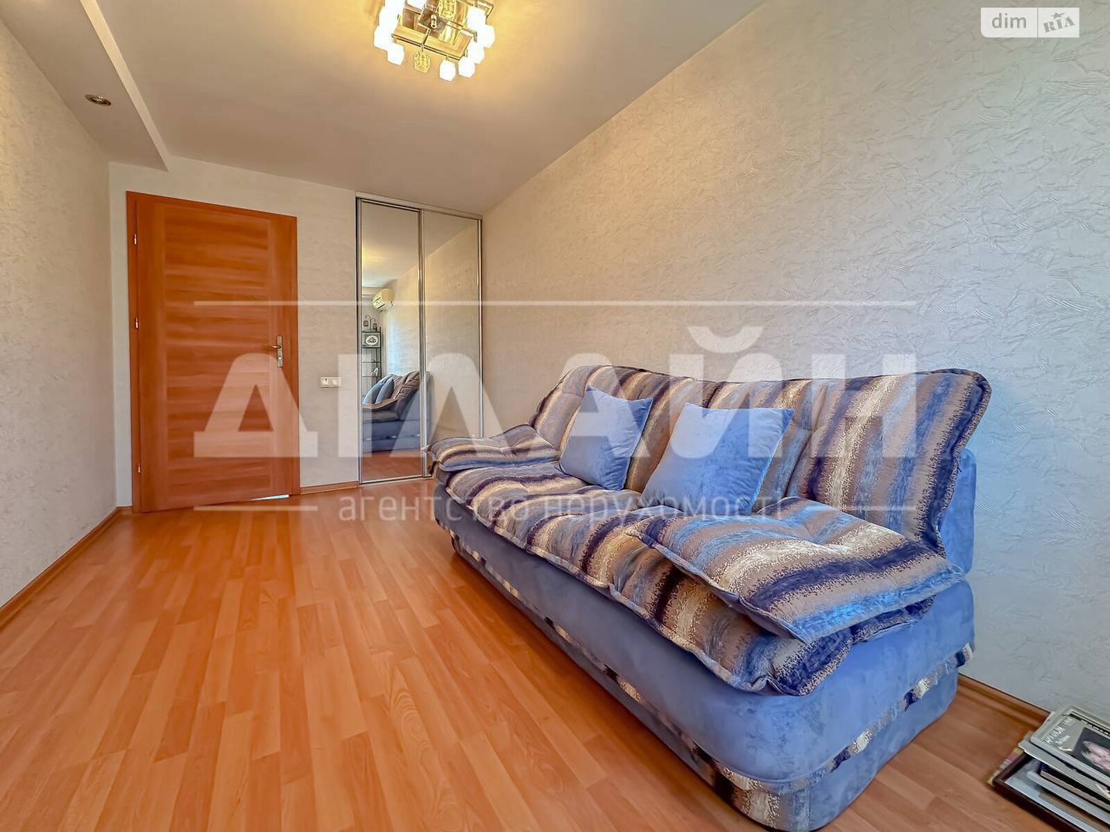 Продаж трикімнатної квартири в Запоріжжі, на просп. Соборний 154Б, район Олександрівський (Жовтневий) фото 1 Продаж трикімнатної квартири в Запоріжжі, на просп. Соборний 154Б, район Олександрівський (Жовтневий) фото 1