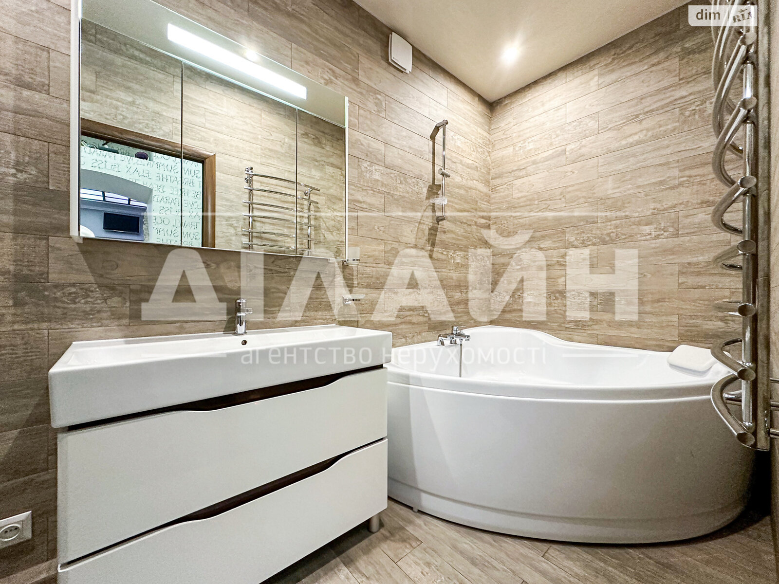 Продажа трехкомнатной квартиры в Запорожье, на ул. Независимой Украины 51, район Вознесеновский (Орджоникидзевский) фото 1 Продажа трехкомнатной квартиры в Запорожье, на ул. Независимой Украины 51, район Вознесеновский (Орджоникидзевский) фото 1