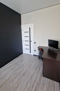 Продаж трикімнатної квартири в Звягелі, на вул. Військової доблесті (Леваневського), фото 2
