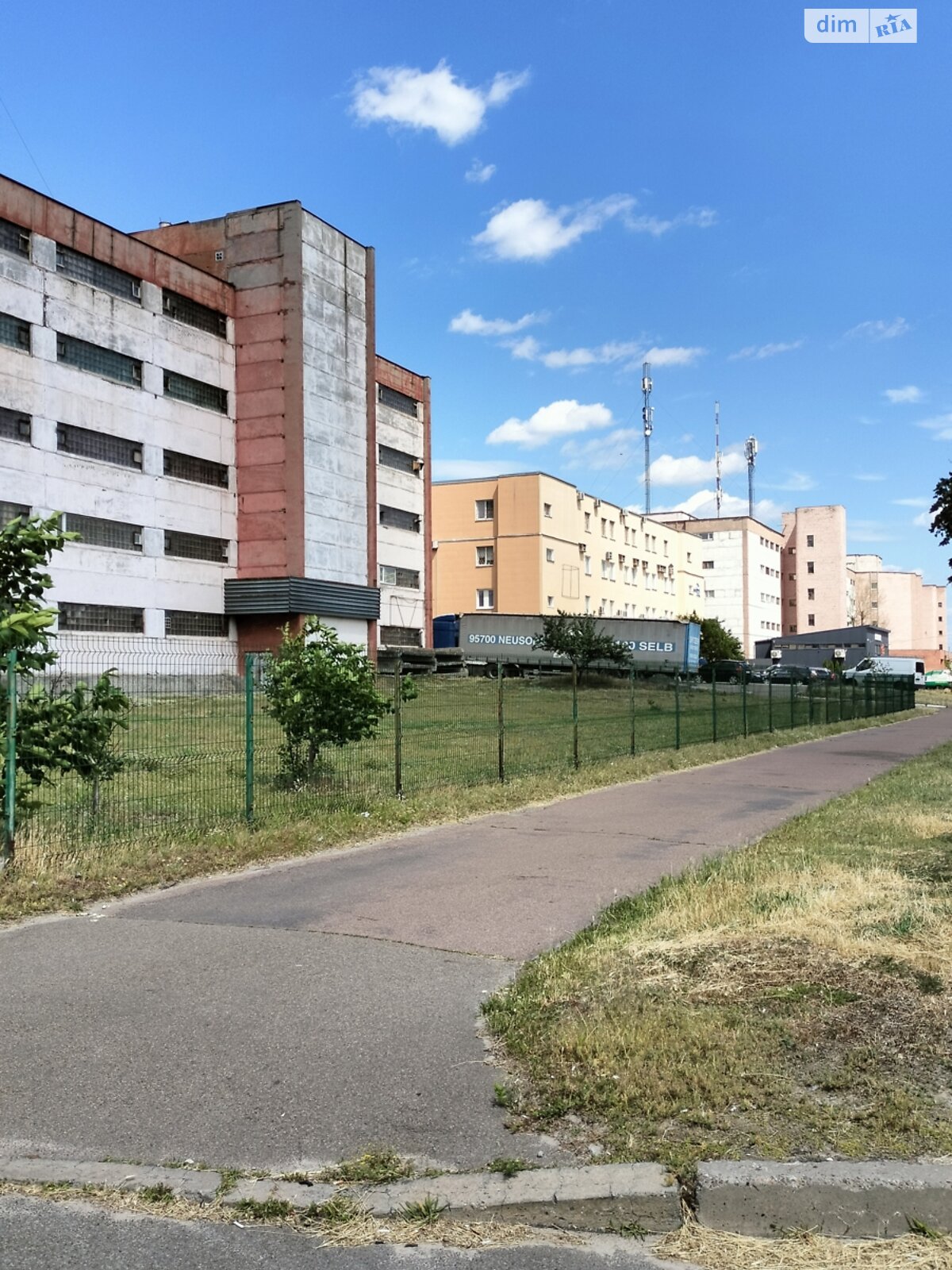 Місце в гаражному кооперативі під легкове авто в Києві, площа 18 кв.м. фото 1 Місце в гаражному кооперативі під легкове авто в Києві, площа 18 кв.м. фото 1
