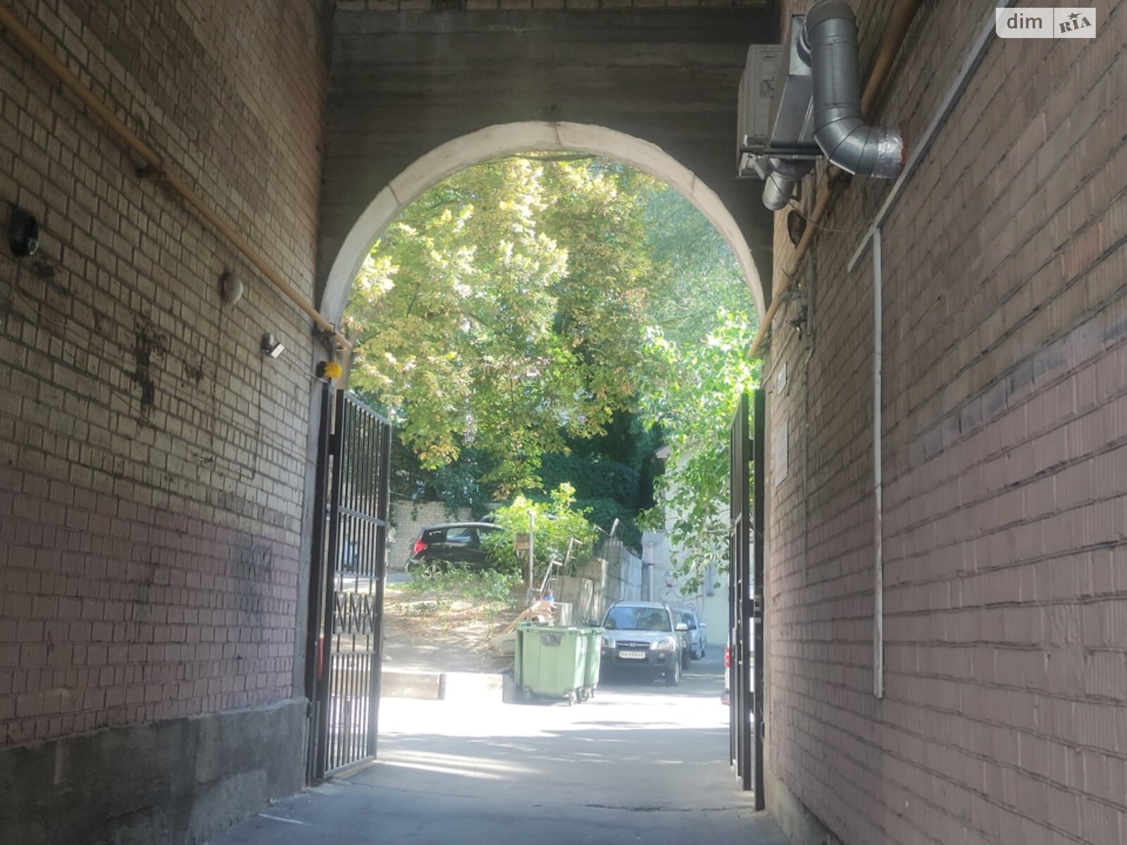 Місце в гаражному кооперативі під легкове авто в Києві, площа 15 кв.м. фото 1