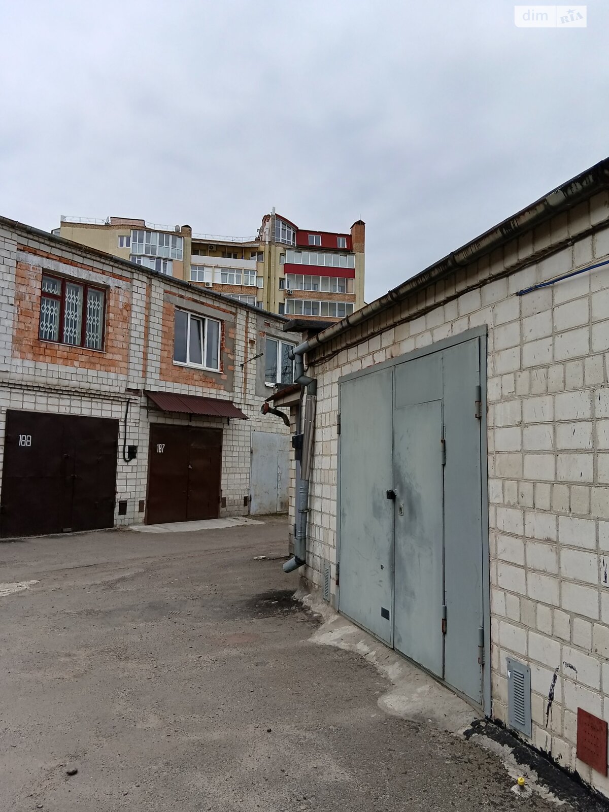 Місце в гаражному кооперативі під легкове авто в Львові, площа 55 кв.м. фото 1 Місце в гаражному кооперативі під легкове авто в Львові, площа 55 кв.м. фото 1