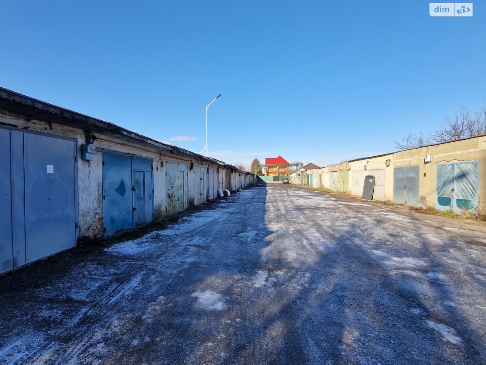 Место в гаражном кооперативе под легковое авто в Ужгороде, площадь 19.7 кв.м. фото 1 Место в гаражном кооперативе под легковое авто в Ужгороде, площадь 19.7 кв.м. фото 1