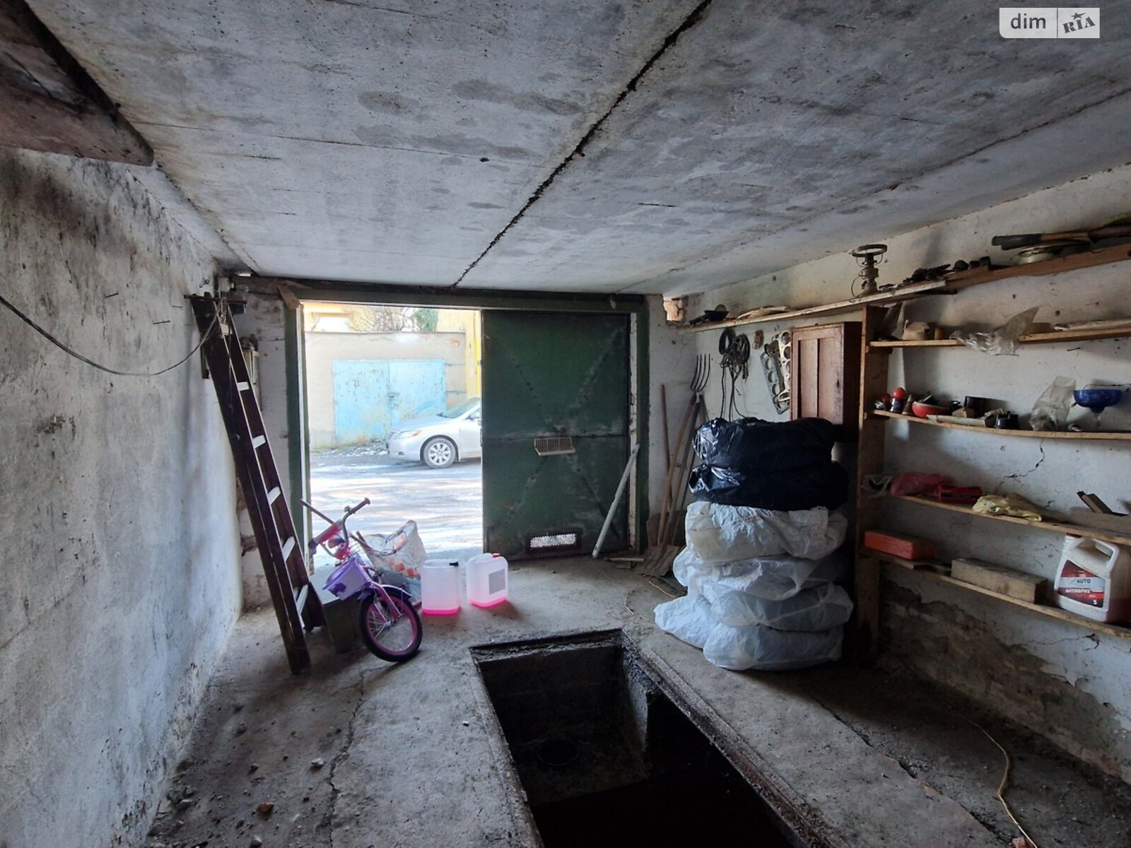 Место в гаражном кооперативе под легковое авто в Ужгороде, площадь 19.7 кв.м. фото 1 Место в гаражном кооперативе под легковое авто в Ужгороде, площадь 19.7 кв.м. фото 1