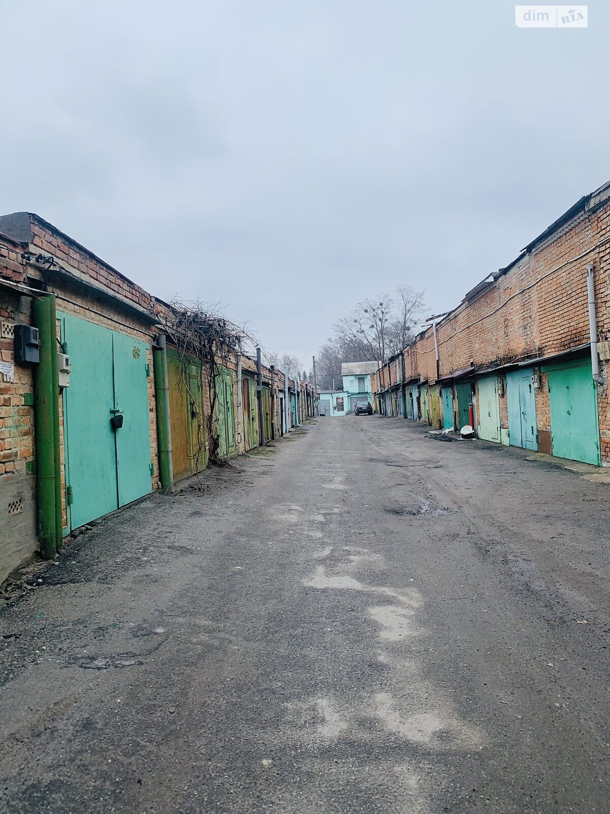 Место в гаражном кооперативе под легковое авто в Зарванцах, площадь 28 кв.м. фото 1