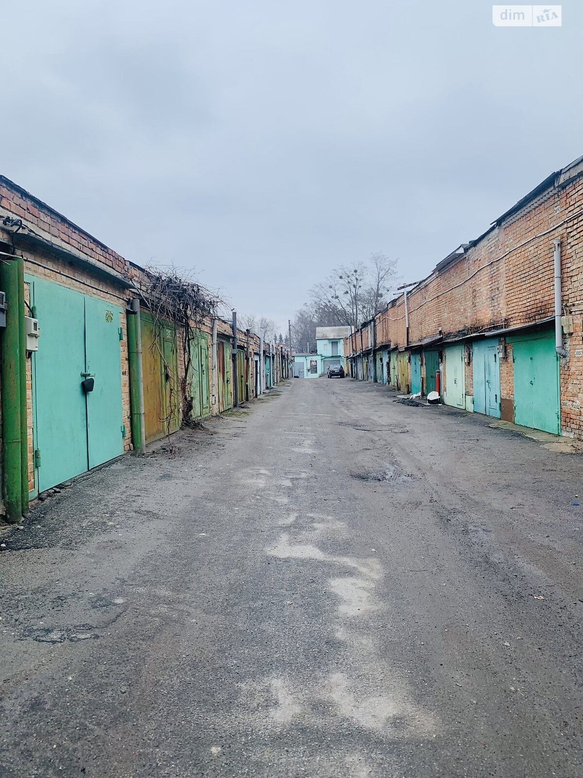 Место в гаражном кооперативе под легковое авто в Зарванцах, площадь 28 кв.м. фото 1