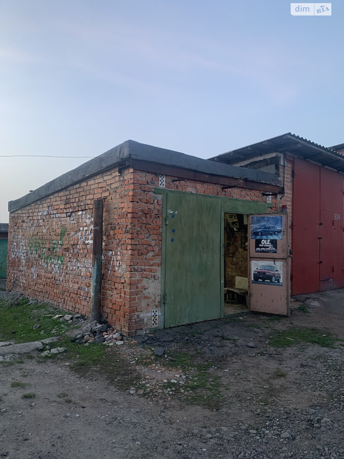 Место в гаражном кооперативе под легковое авто в Зарванцах, площадь 28 кв.м. фото 1