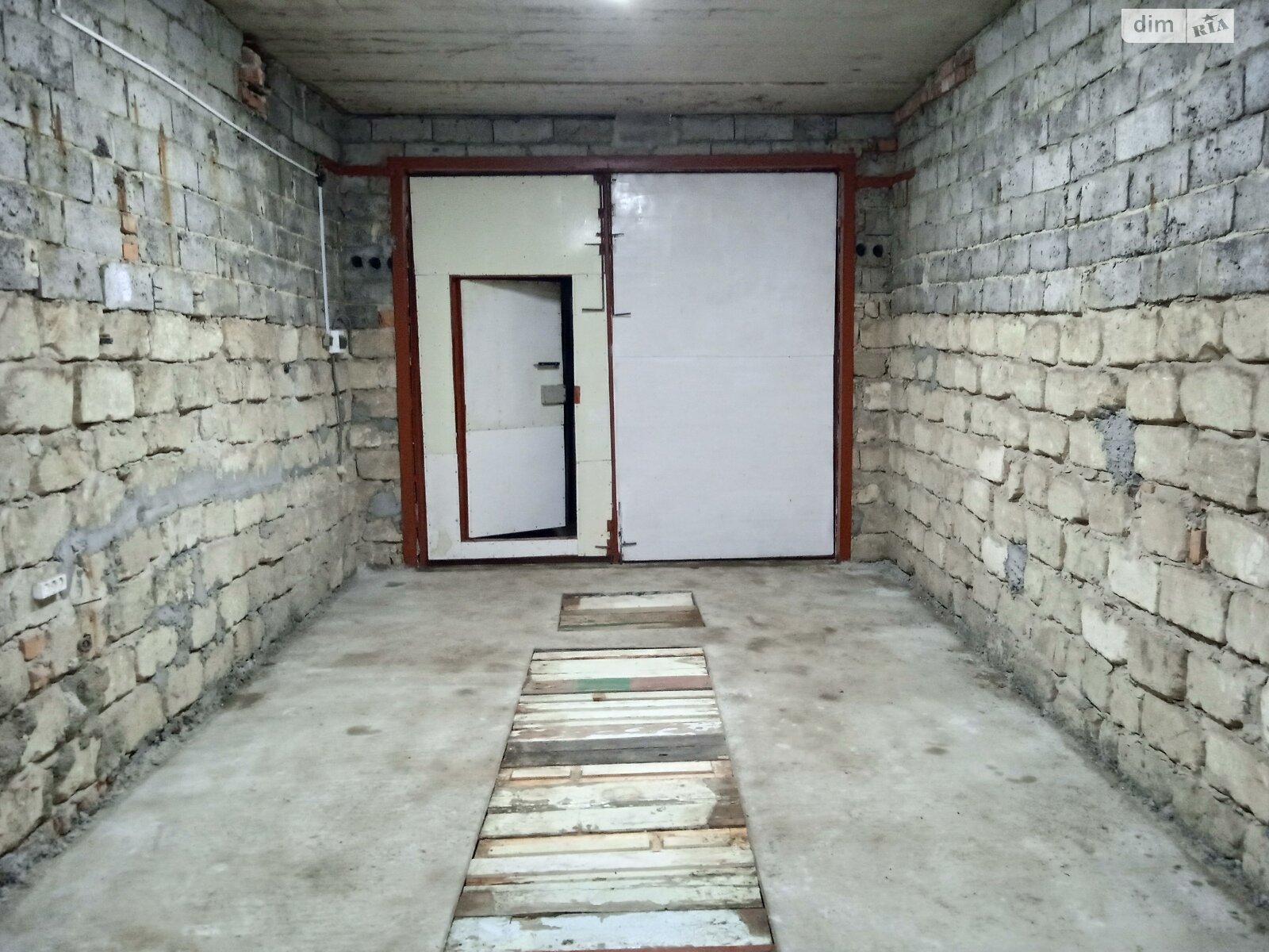 Отдельно стоящий гараж под бус в Хмельницком, площадь 27.7 кв.м. фото 1 Отдельно стоящий гараж под бус в Хмельницком, площадь 27.7 кв.м. фото 1