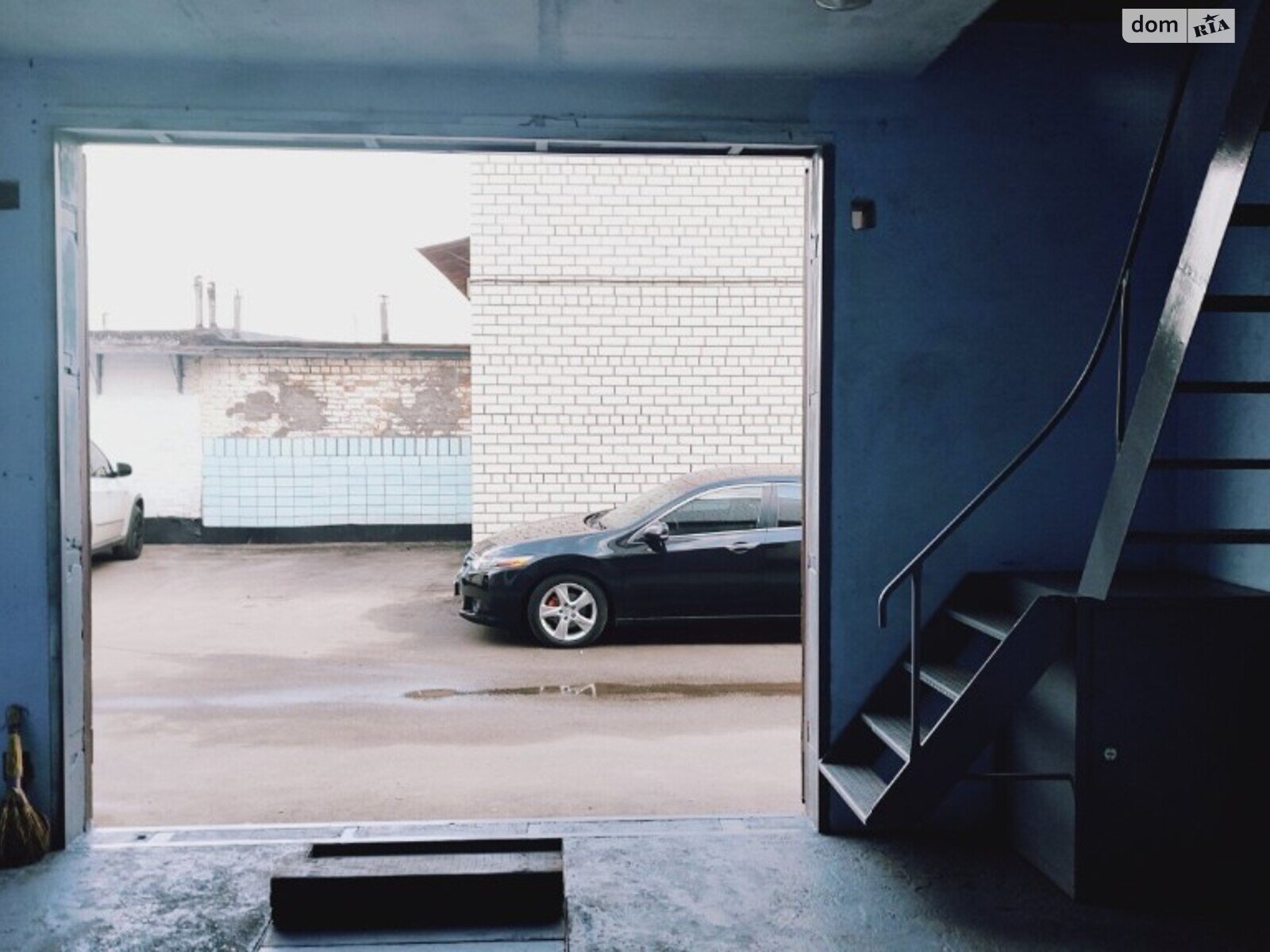 Отдельно стоящий гараж под бус в Киеве, площадь 90 кв.м. фото 1
