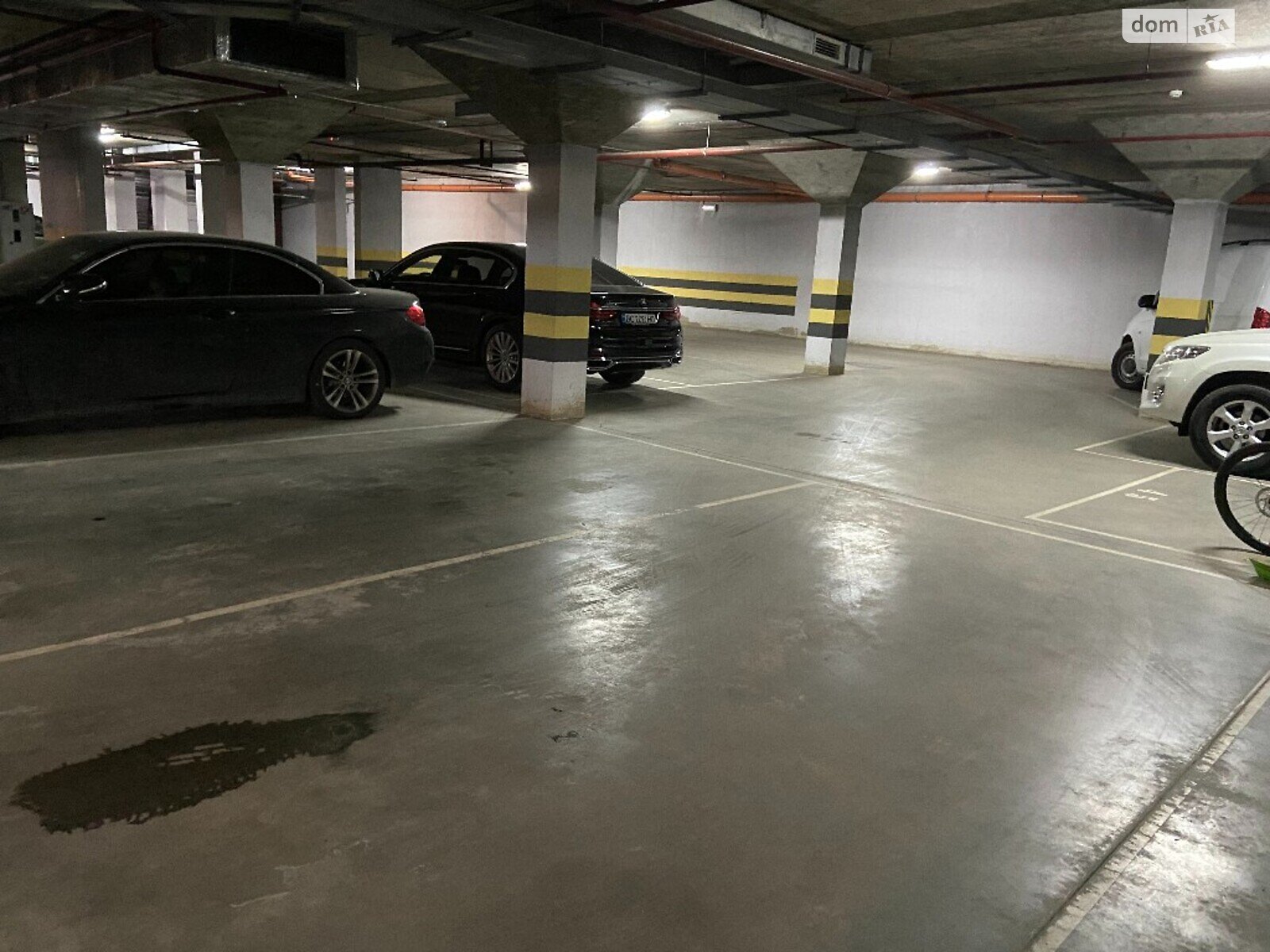 Место в подземном паркинге под легковое авто в Львове, площадь 17.6 кв.м. фото 1