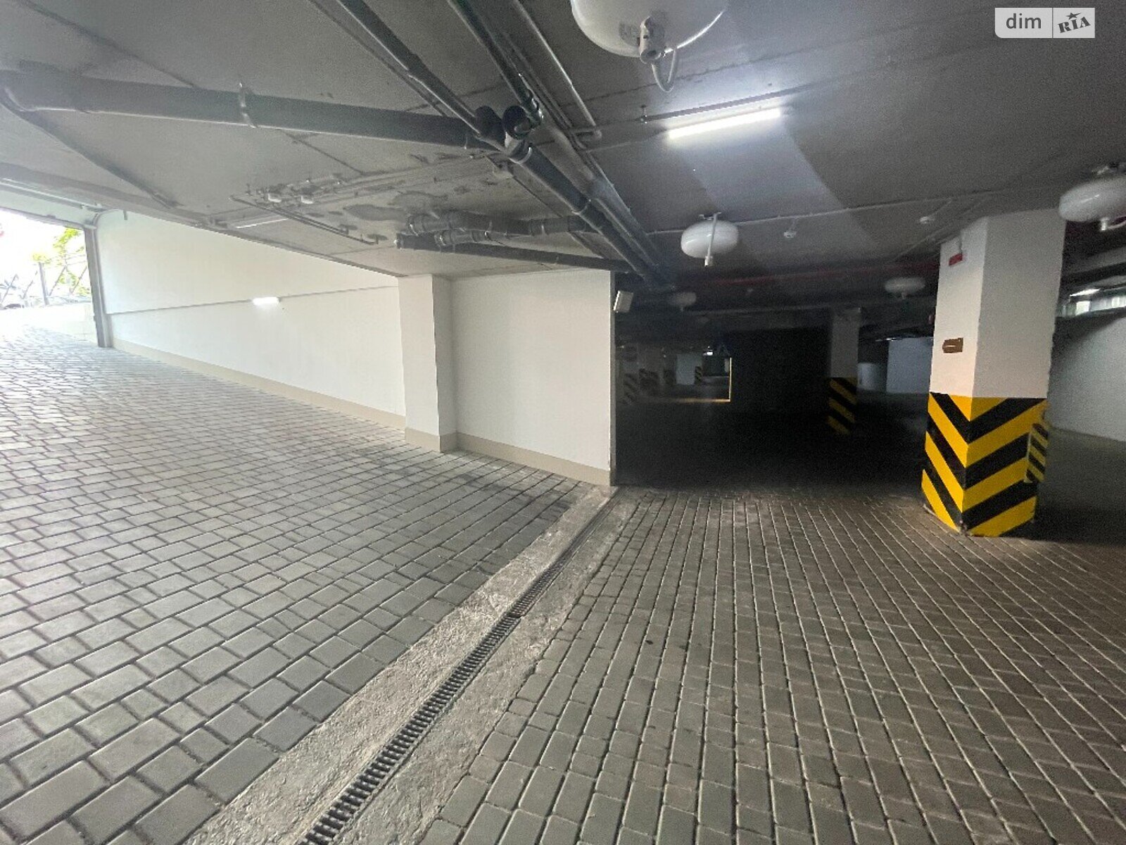 Место в подземном паркинге под легковое авто в Одессе, площадь 15 кв.м. фото 1