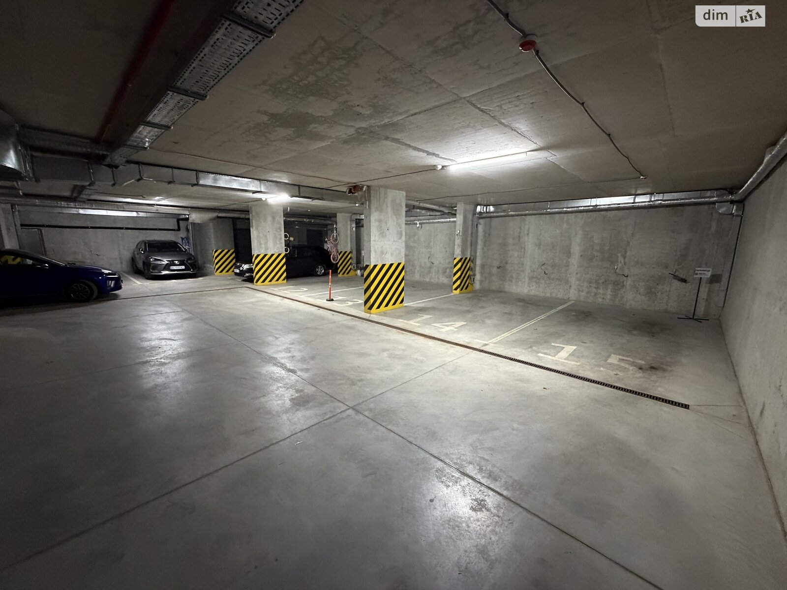 Место в подземном паркинге под легковое авто в Брюховичах, площадь 17 кв.м. фото 1