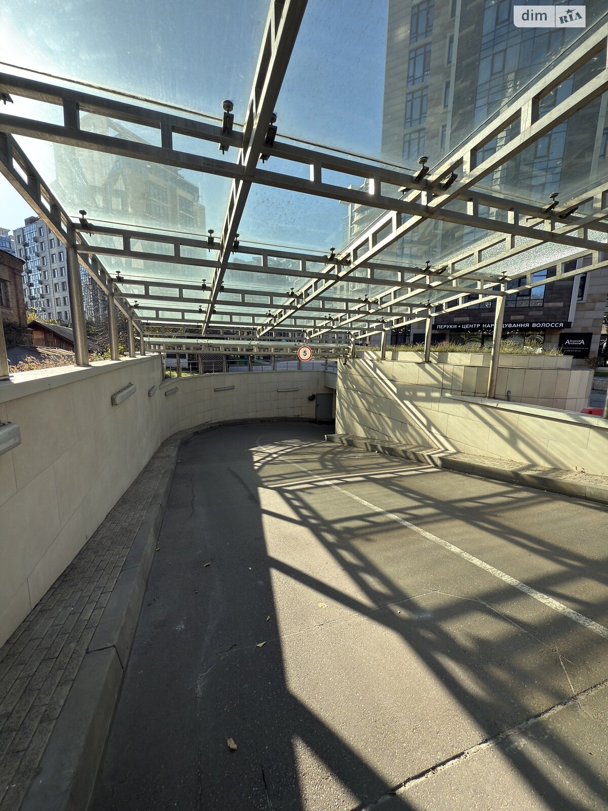 Місце в підземному паркінгу під легкове авто в Києві, площа 25 кв.м. фото 1 Місце в підземному паркінгу під легкове авто в Києві, площа 25 кв.м. фото 1