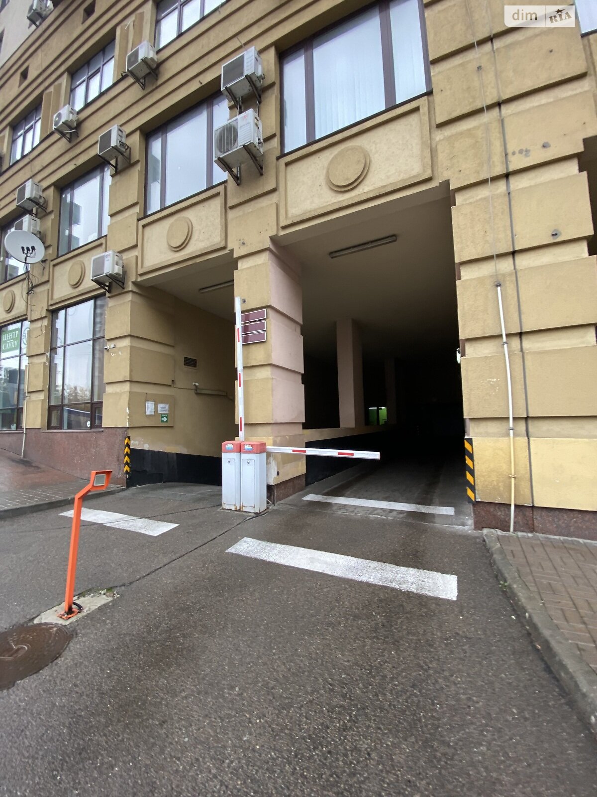 Місце в підземному паркінгу під легкове авто в Києві, площа 13 кв.м. фото 1 Місце в підземному паркінгу під легкове авто в Києві, площа 13 кв.м. фото 1