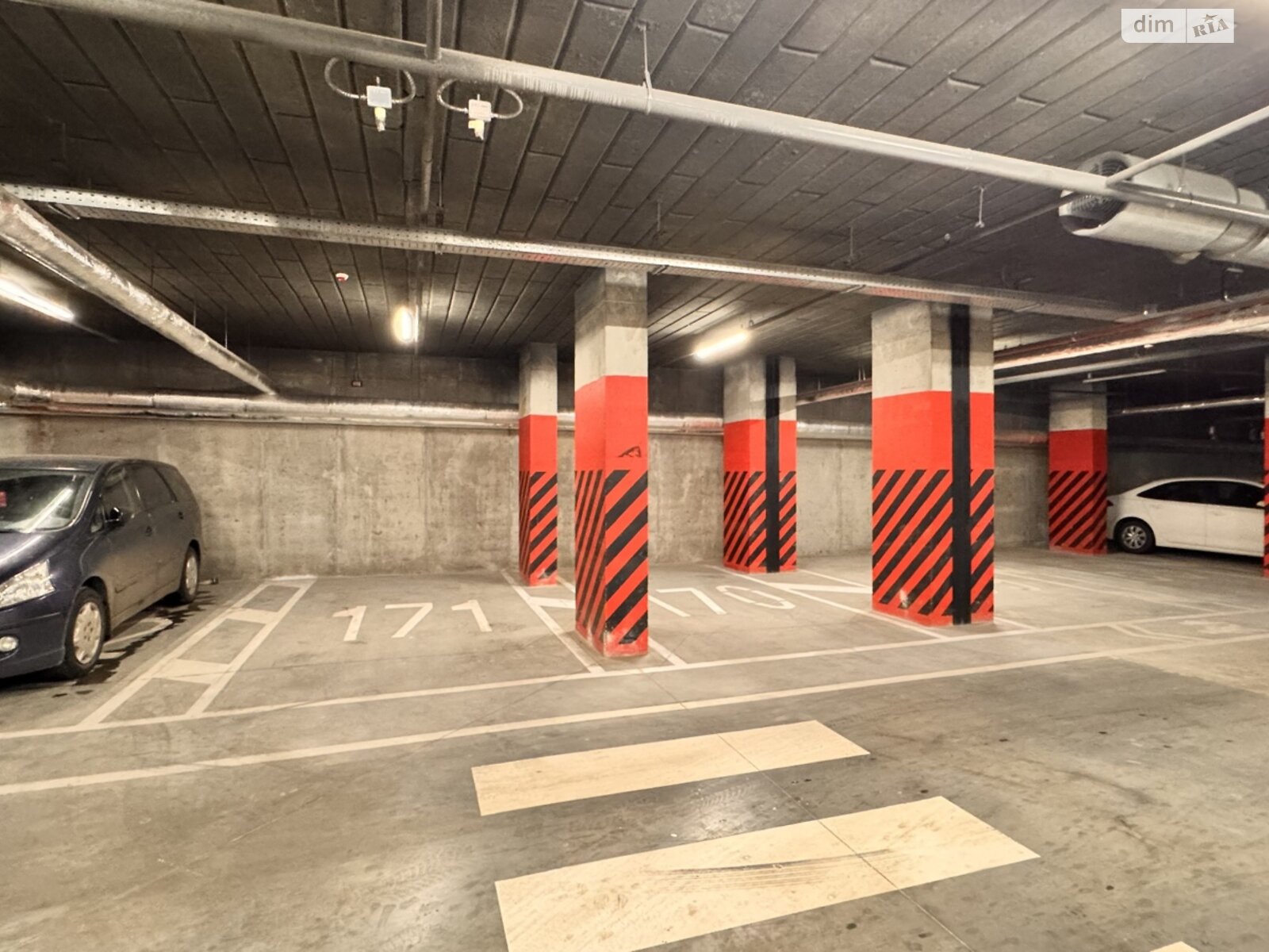 Місце в підземному паркінгу під легкове авто в Львові, площа 18 кв.м. фото 1 Місце в підземному паркінгу під легкове авто в Львові, площа 18 кв.м. фото 1