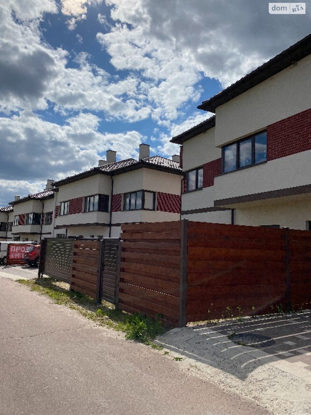 двоповерховий таунхаус з мансардним поверхом, 130.7 кв. м, цегла. Продаж у Басівці фото 1 двоповерховий таунхаус з мансардним поверхом, 130.7 кв. м, цегла. Продаж у Басівці фото 1