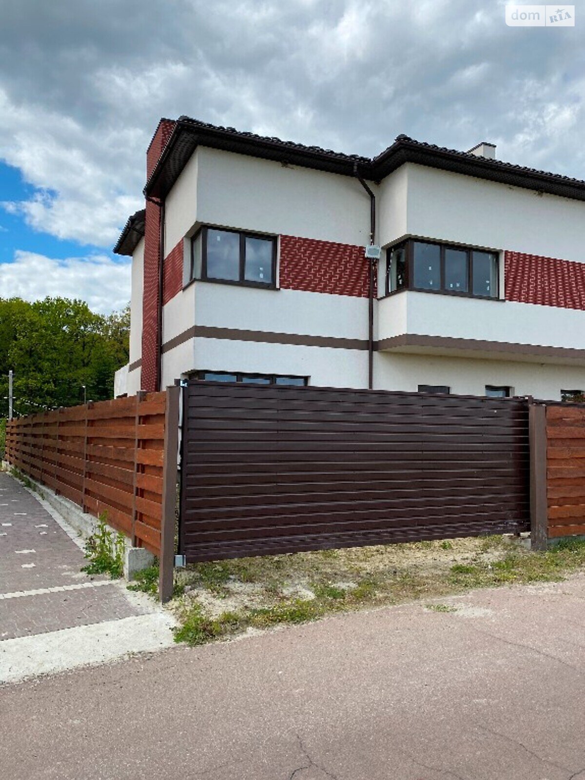 двоповерховий таунхаус з мансардним поверхом, 130.7 кв. м, цегла. Продаж у Басівці фото 1 двоповерховий таунхаус з мансардним поверхом, 130.7 кв. м, цегла. Продаж у Басівці фото 1