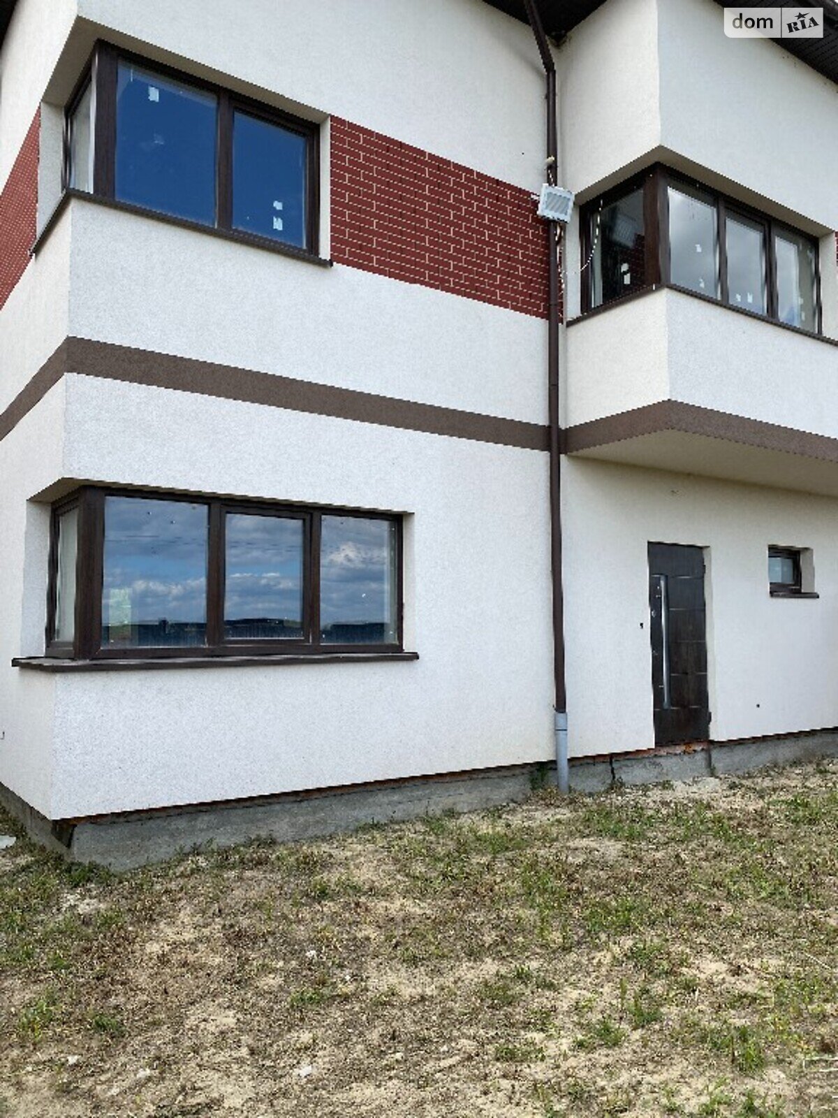 двоповерховий таунхаус з мансардним поверхом, 130.7 кв. м, цегла. Продаж у Басівці фото 1 двоповерховий таунхаус з мансардним поверхом, 130.7 кв. м, цегла. Продаж у Басівці фото 1