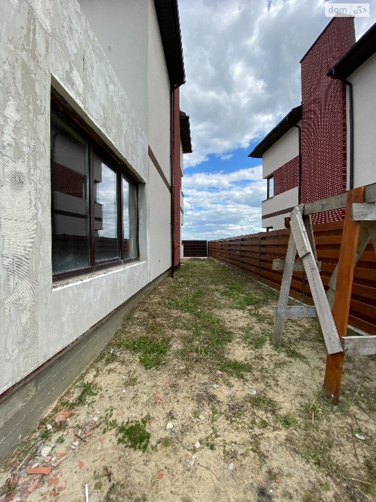 двоповерховий таунхаус з мансардним поверхом, 130.7 кв. м, цегла. Продаж у Басівці фото 1 двоповерховий таунхаус з мансардним поверхом, 130.7 кв. м, цегла. Продаж у Басівці фото 1