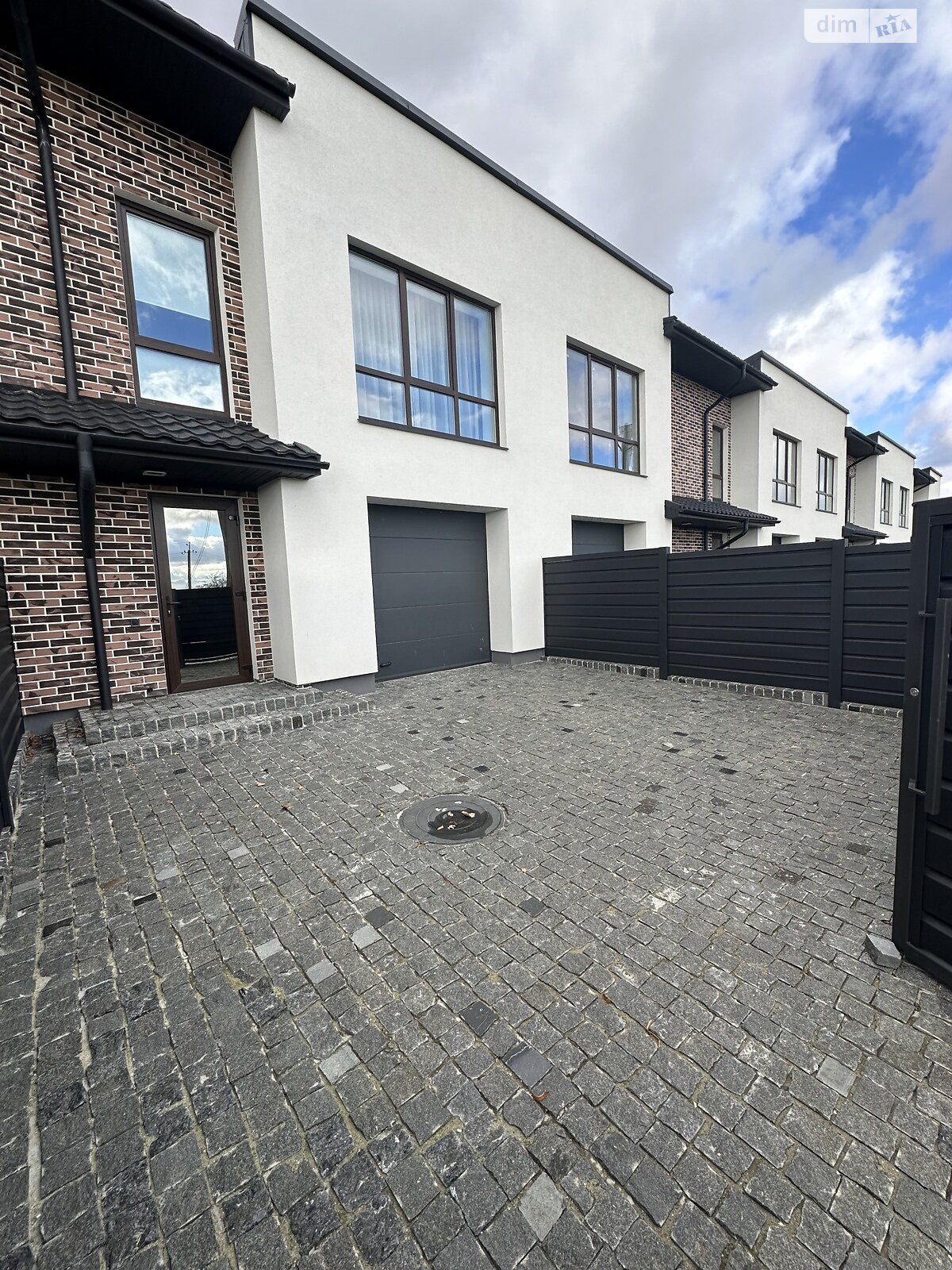 двухэтажный таунхаус, 135 кв. м, кирпич. Продажа в Байковцах фото 1 двухэтажный таунхаус, 135 кв. м, кирпич. Продажа в Байковцах фото 1