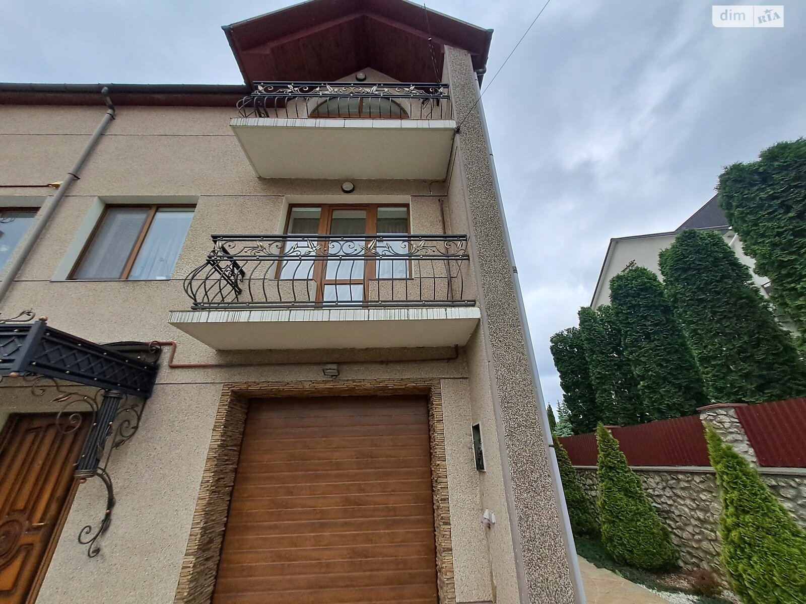 трехэтажный таунхаус, 290 кв. м, кирпич. Продажа в Байковцах фото 1 трехэтажный таунхаус, 290 кв. м, кирпич. Продажа в Байковцах фото 1