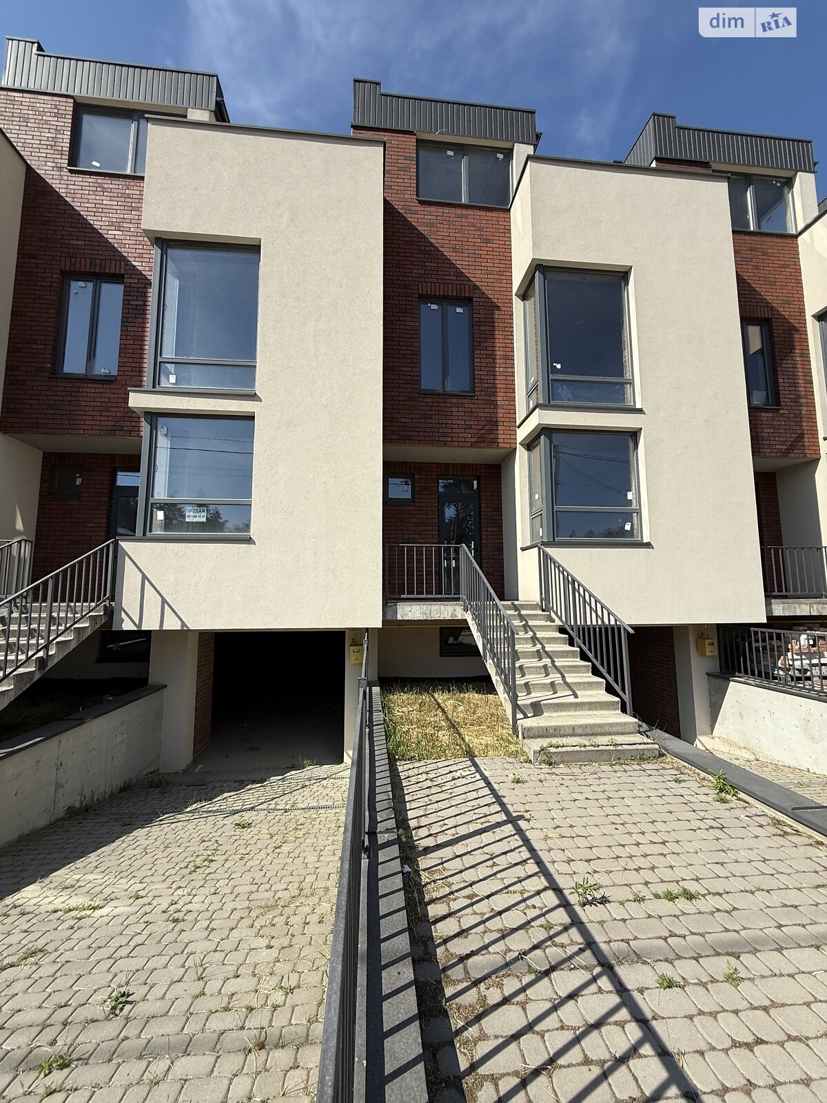 трехэтажный таунхаус, 230 кв. м, кирпич. Продажа в Брюховичах фото 1