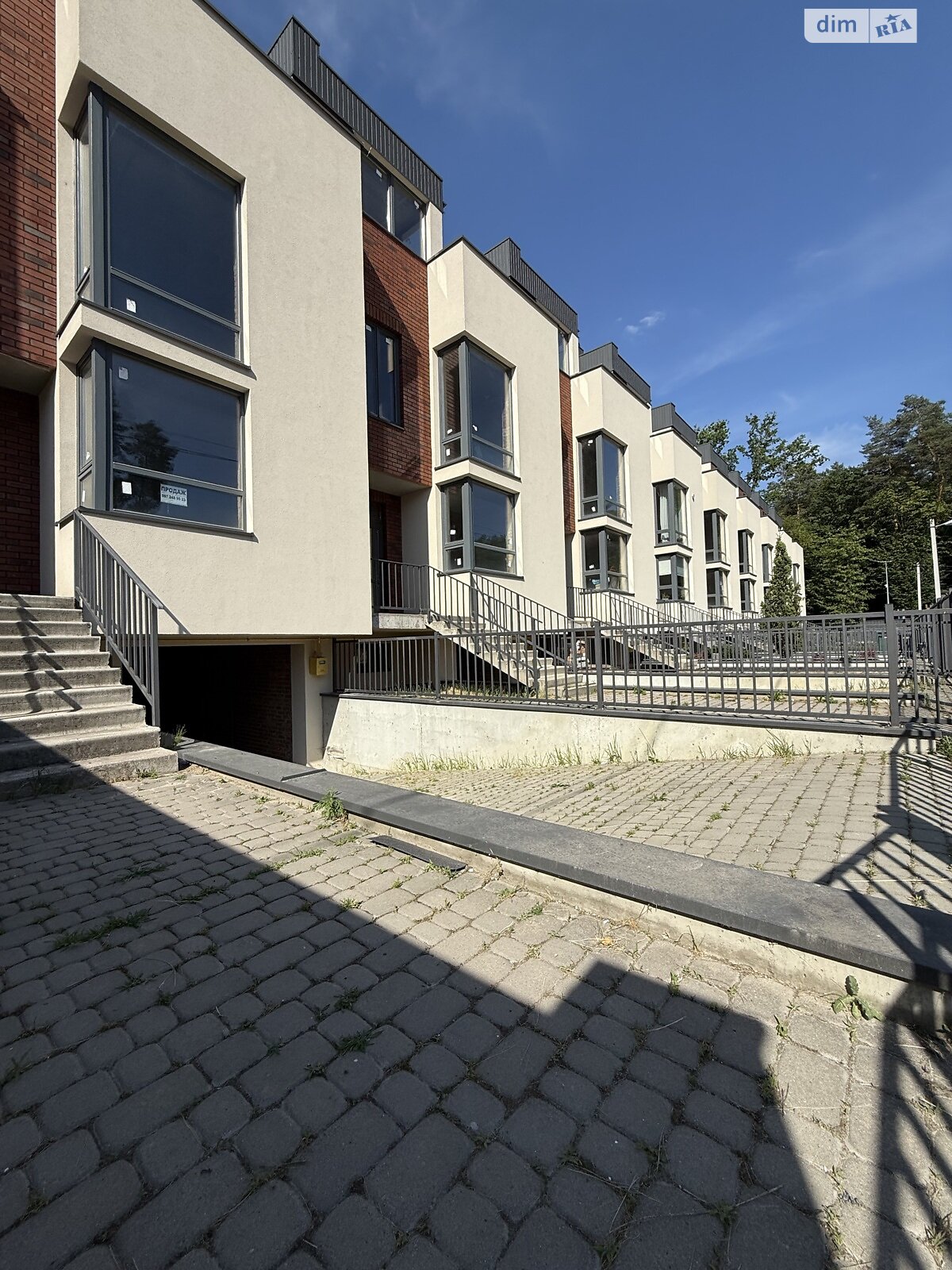 трехэтажный таунхаус, 230 кв. м, кирпич. Продажа в Брюховичах фото 1