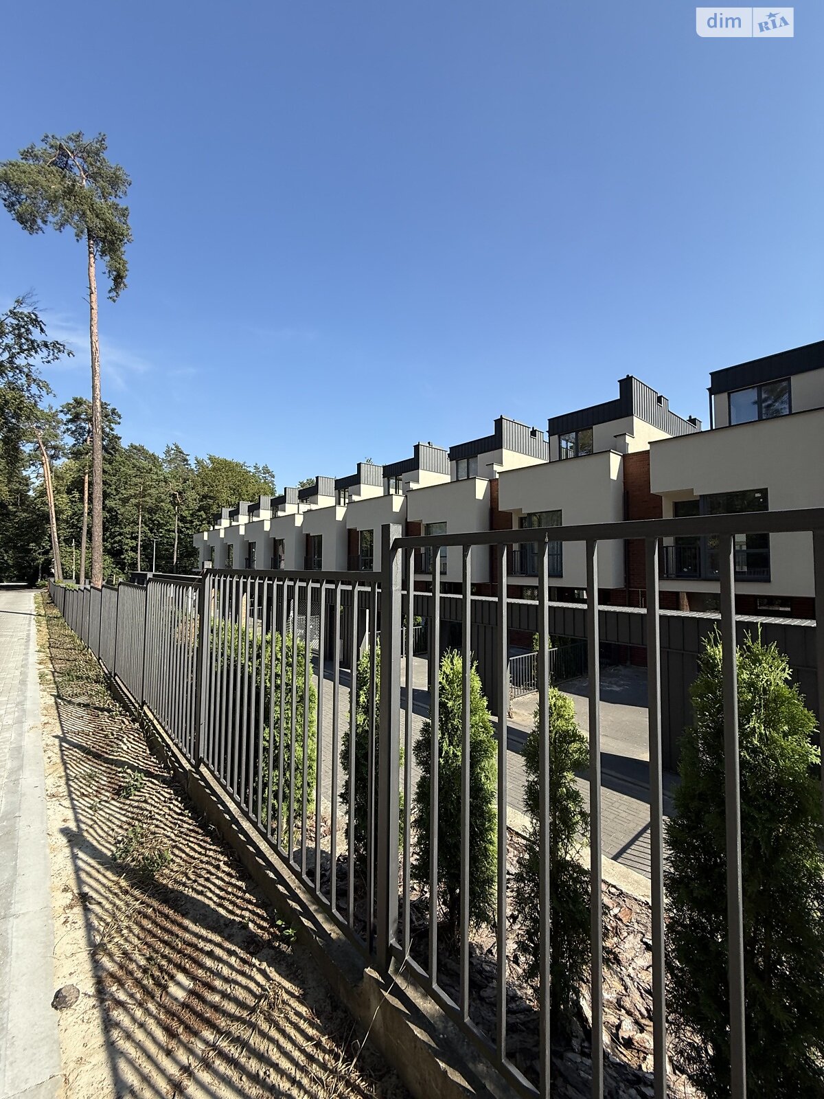 трехэтажный таунхаус, 230 кв. м, кирпич. Продажа в Брюховичах фото 1