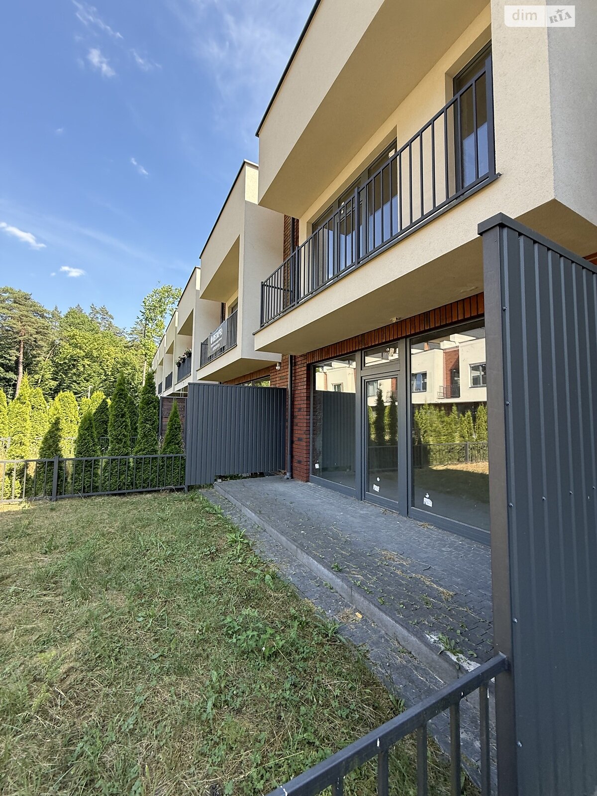 трехэтажный таунхаус, 230 кв. м, кирпич. Продажа в Брюховичах фото 1