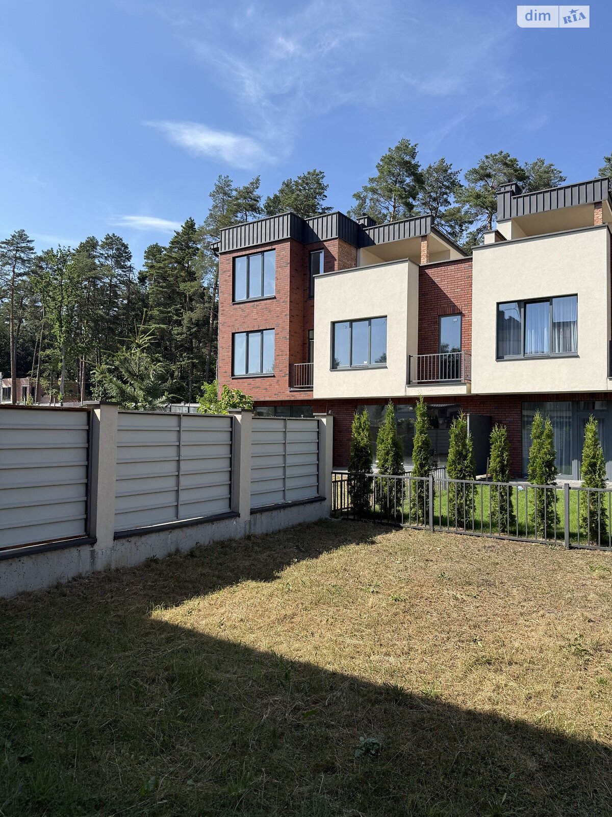 трехэтажный таунхаус, 230 кв. м, кирпич. Продажа в Брюховичах фото 1