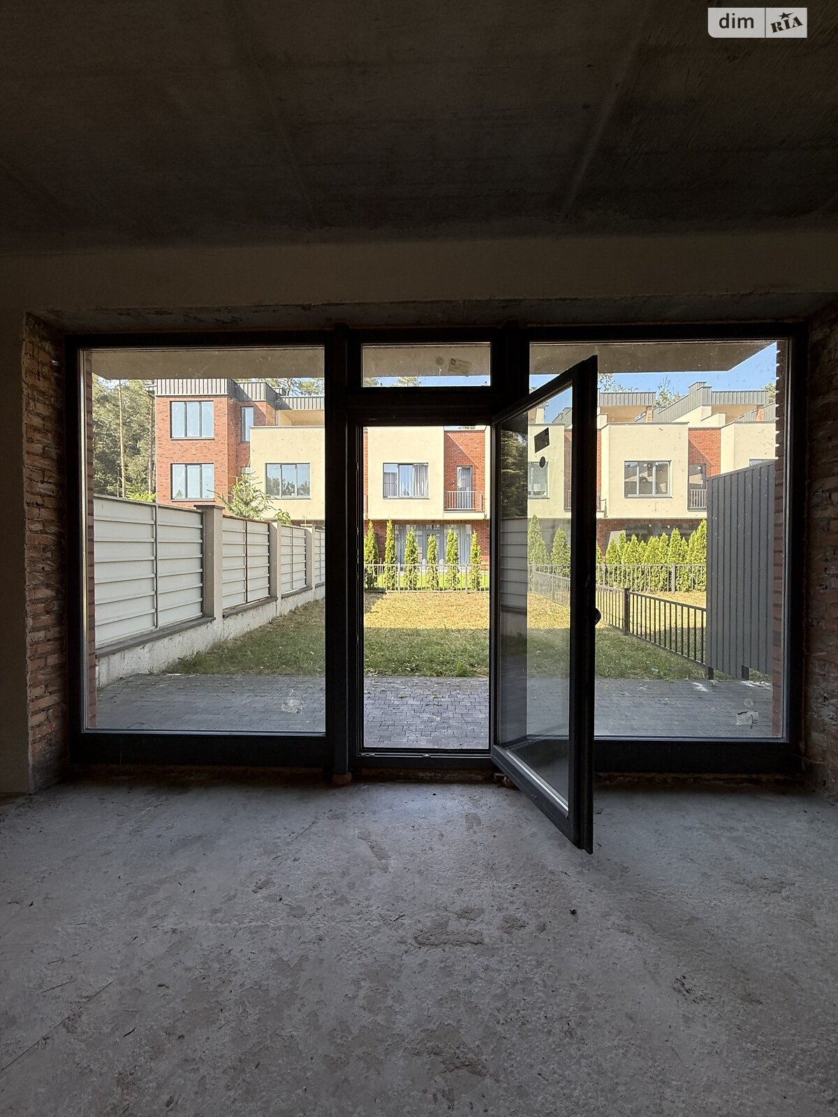 трехэтажный таунхаус, 230 кв. м, кирпич. Продажа в Брюховичах фото 1