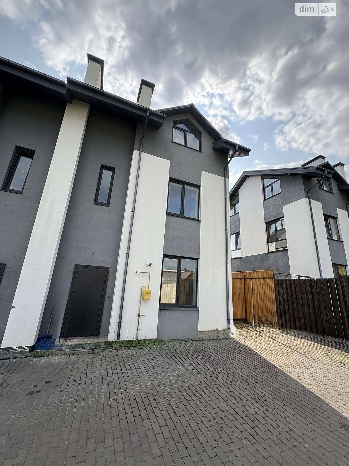трехэтажный таунхаус, 123 кв. м, кирпич. Продажа в Буче район Буча фото 1