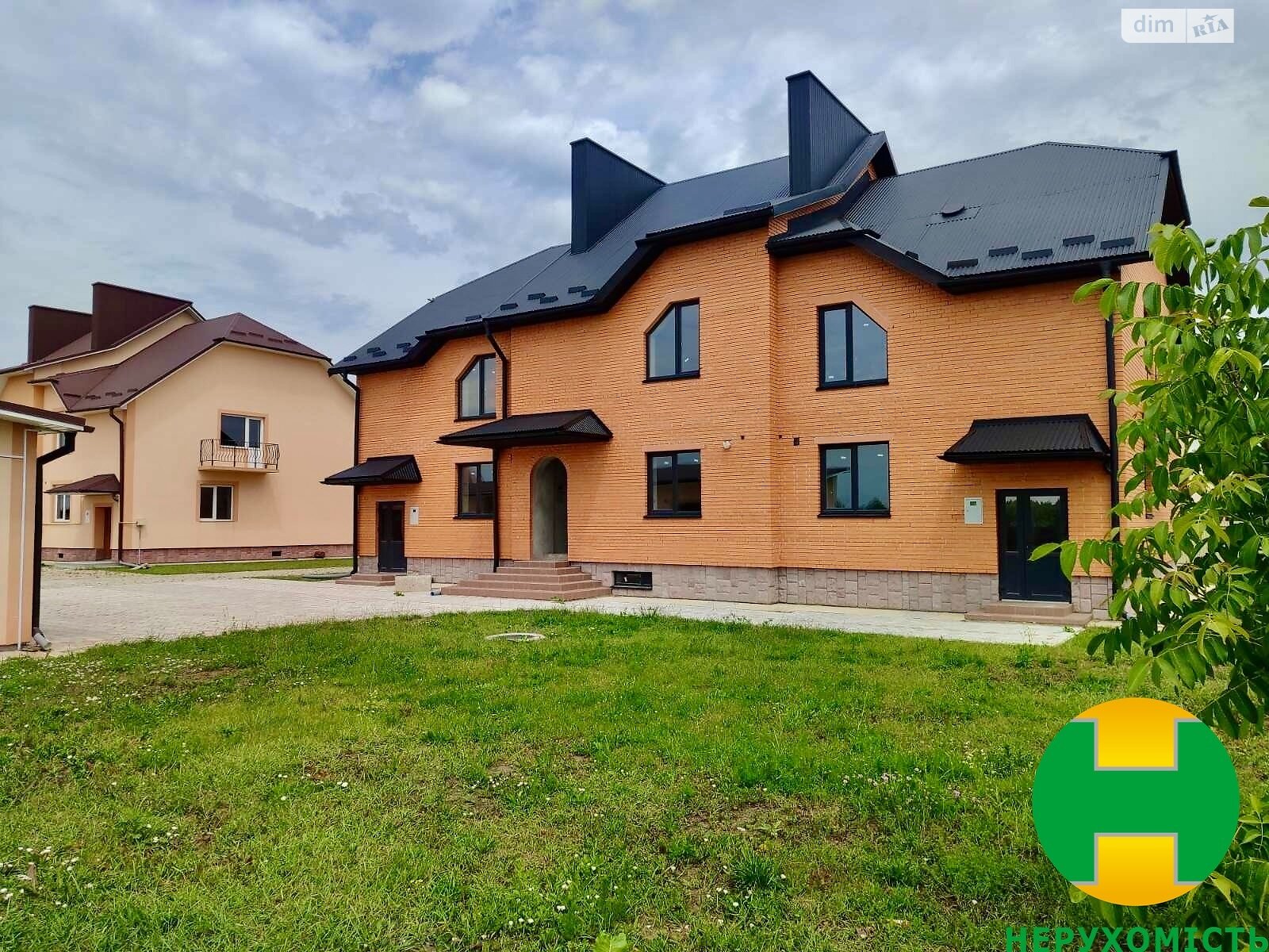 двухэтажный таунхаус, 115.8 кв. м, кирпич. Продажа в Черткове район Кадуб фото 1 двухэтажный таунхаус, 115.8 кв. м, кирпич. Продажа в Черткове район Кадуб фото 1