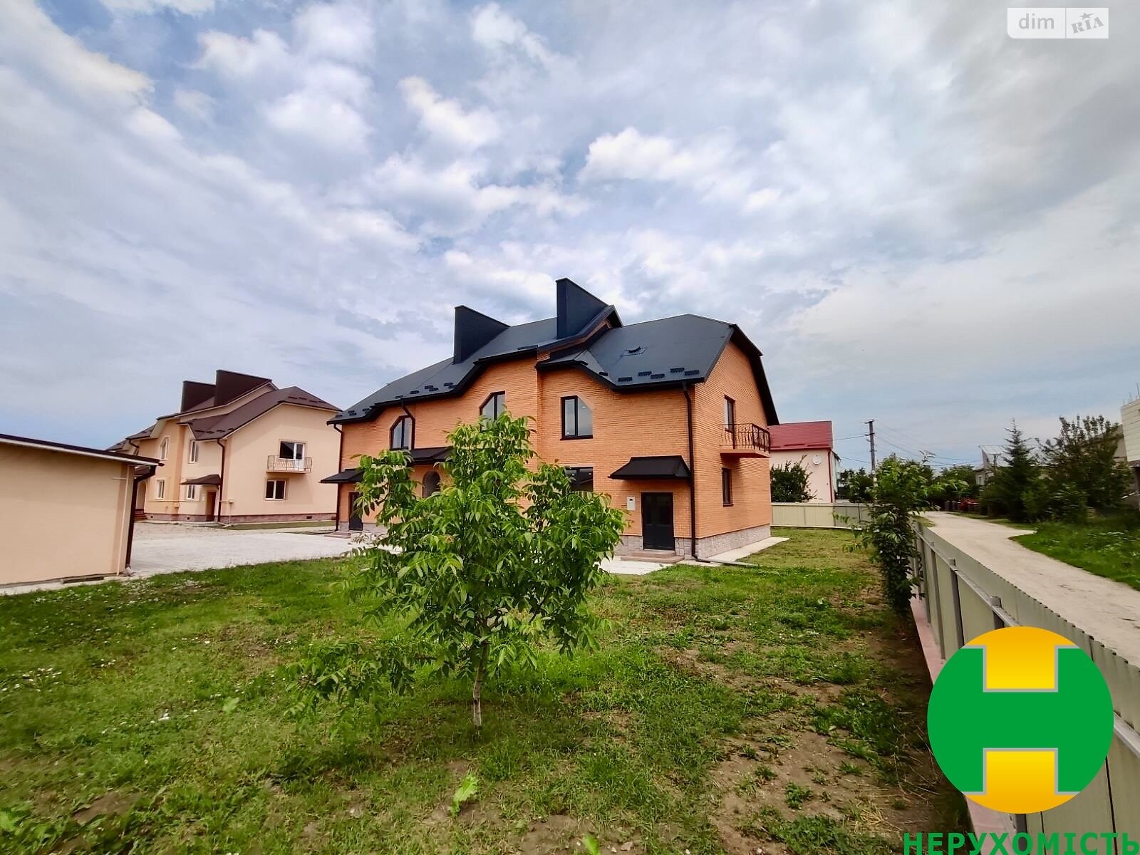 двухэтажный таунхаус, 115.8 кв. м, кирпич. Продажа в Черткове район Кадуб фото 1 двухэтажный таунхаус, 115.8 кв. м, кирпич. Продажа в Черткове район Кадуб фото 1