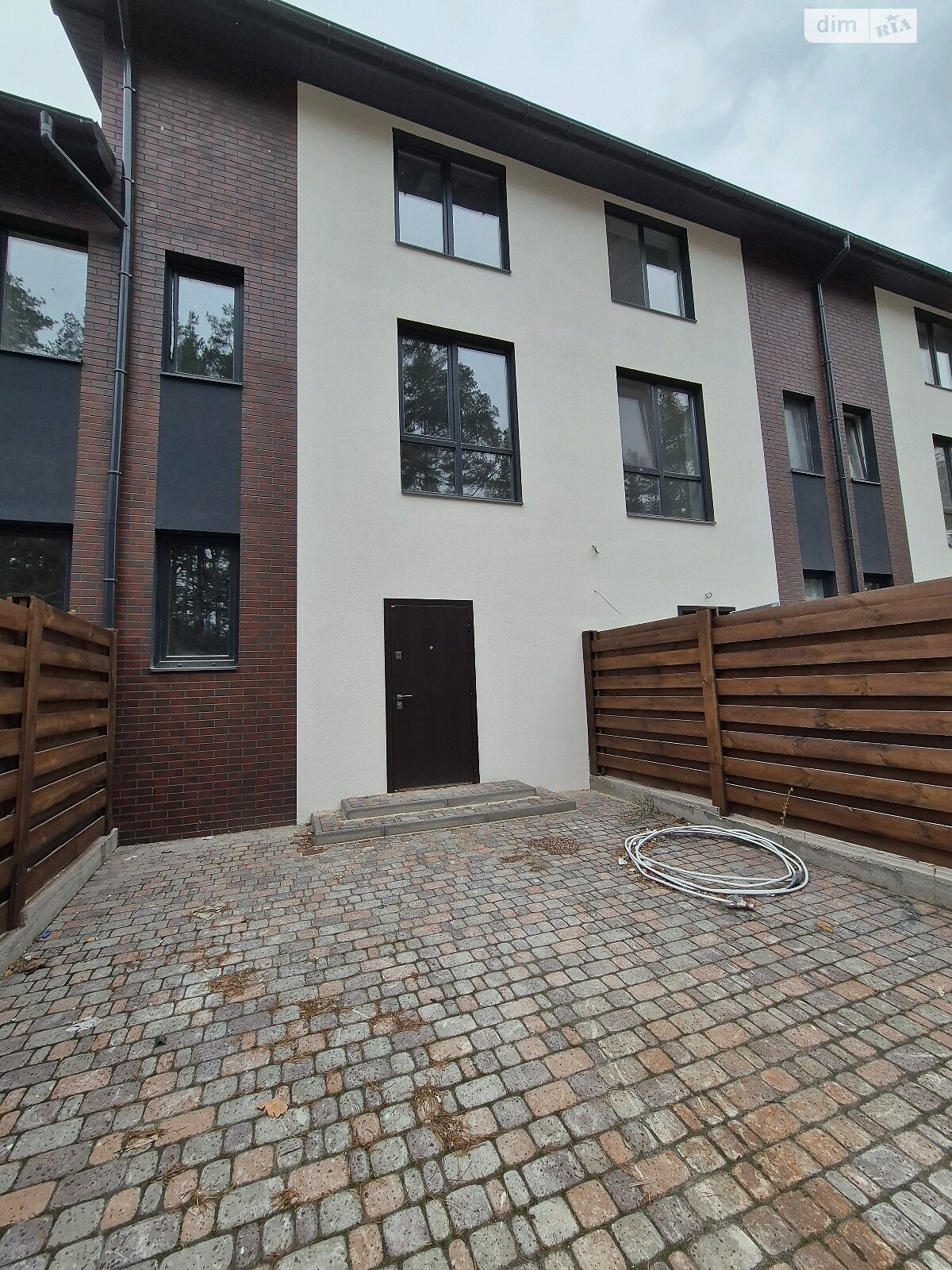 трехэтажный таунхаус, 105 кв. м, газобетон. Продажа в Гостомеле фото 1 трехэтажный таунхаус, 105 кв. м, газобетон. Продажа в Гостомеле фото 1