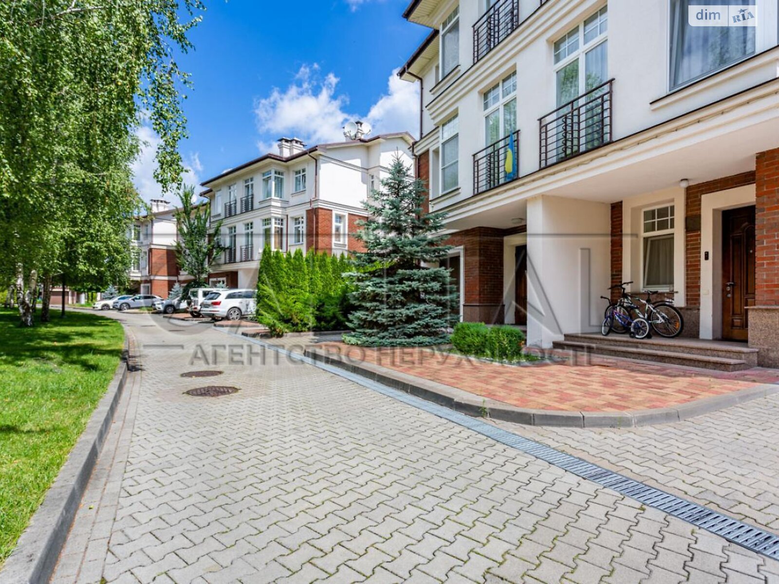триповерховий таунхаус, 230 кв. м, кирпич. Продаж у Козині фото 1 триповерховий таунхаус, 230 кв. м, кирпич. Продаж у Козині фото 1