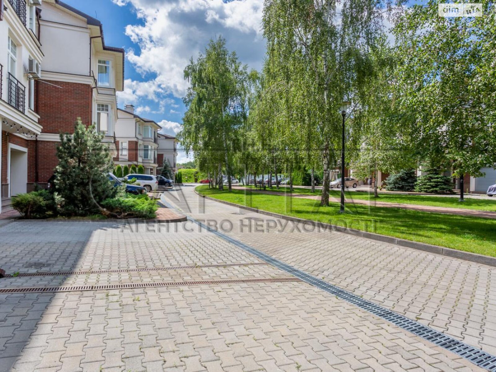 триповерховий таунхаус, 230 кв. м, кирпич. Продаж у Козині фото 1 триповерховий таунхаус, 230 кв. м, кирпич. Продаж у Козині фото 1