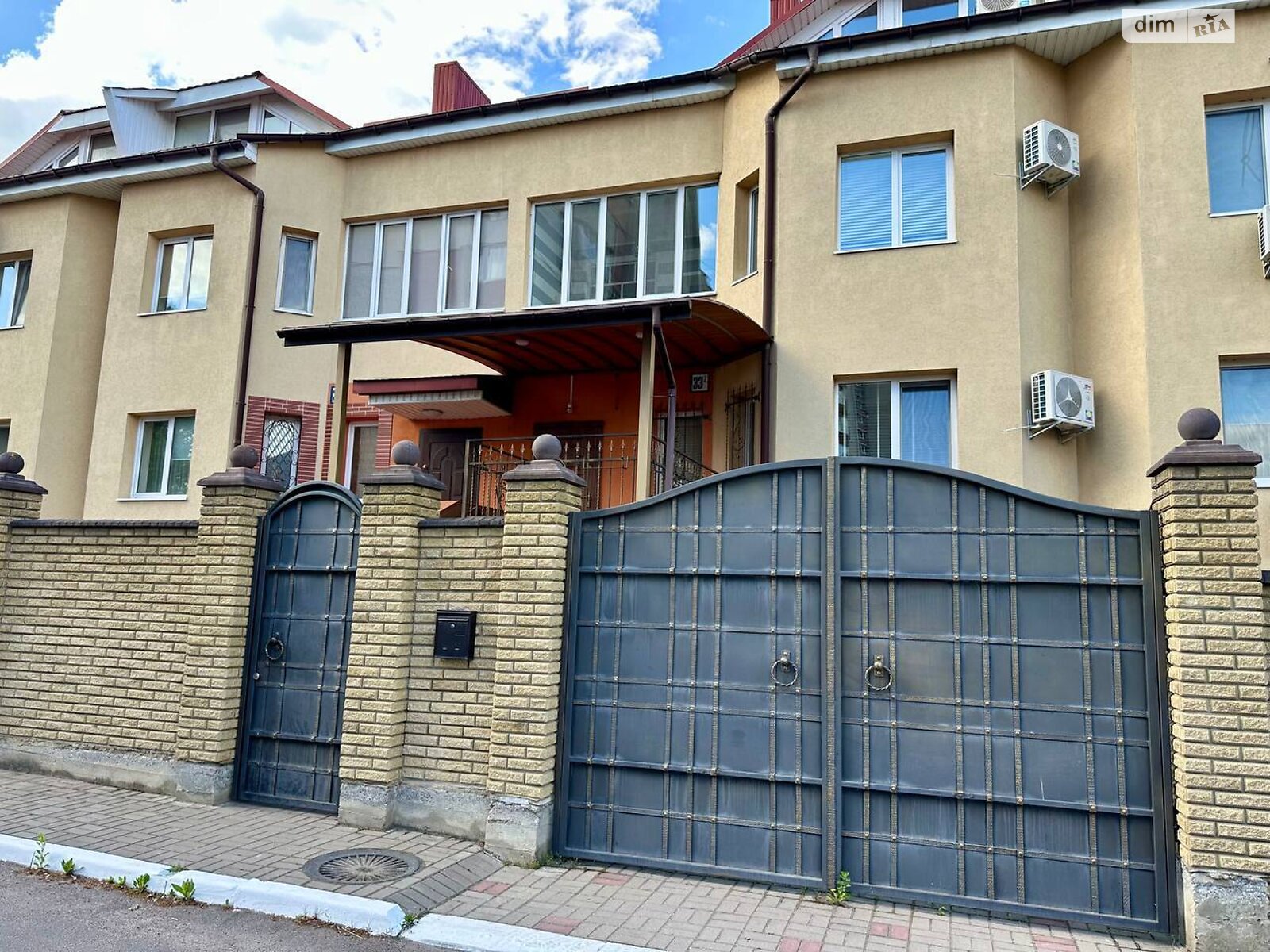 двоповерховий таунхаус, 211.7 кв. м, цегла. Продаж в Рівному, район Чайка фото 1 двоповерховий таунхаус, 211.7 кв. м, цегла. Продаж в Рівному, район Чайка фото 1