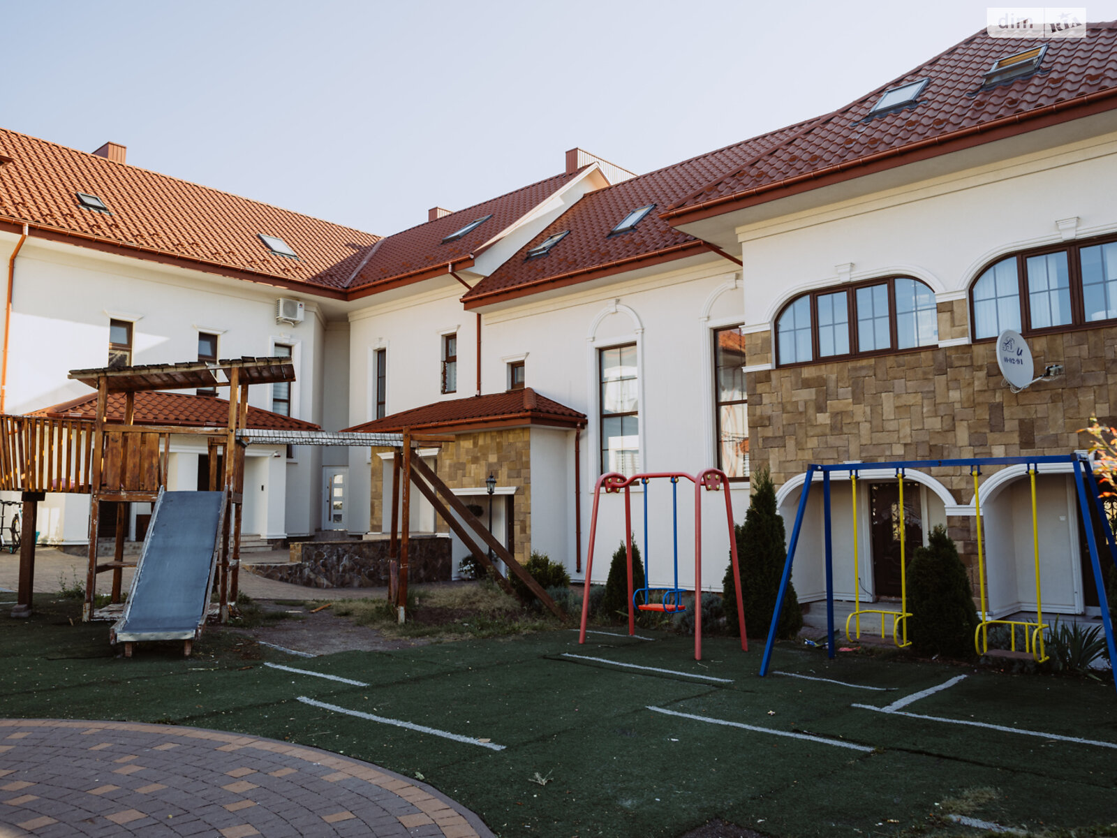 трехэтажный таунхаус, 136 кв. м, кирпич. Продажа в Ровно район Новый Двор фото 1 трехэтажный таунхаус, 136 кв. м, кирпич. Продажа в Ровно район Новый Двор фото 1