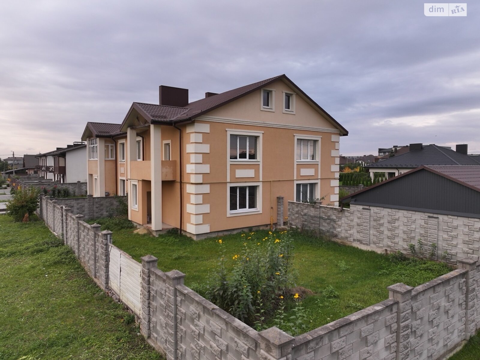 двухэтажный таунхаус, 123.8 кв. м, кирпич. Продажа в Ровно фото 1 двухэтажный таунхаус, 123.8 кв. м, кирпич. Продажа в Ровно фото 1