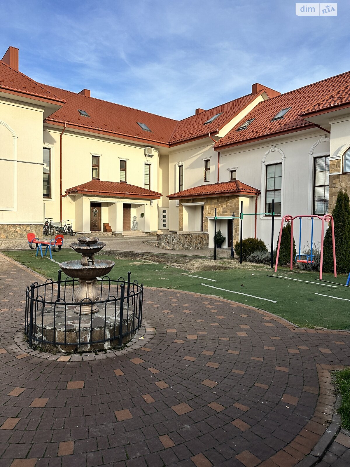 двухэтажный таунхаус, 109 кв. м, кирпич. Продажа в Ровно район Южный фото 1