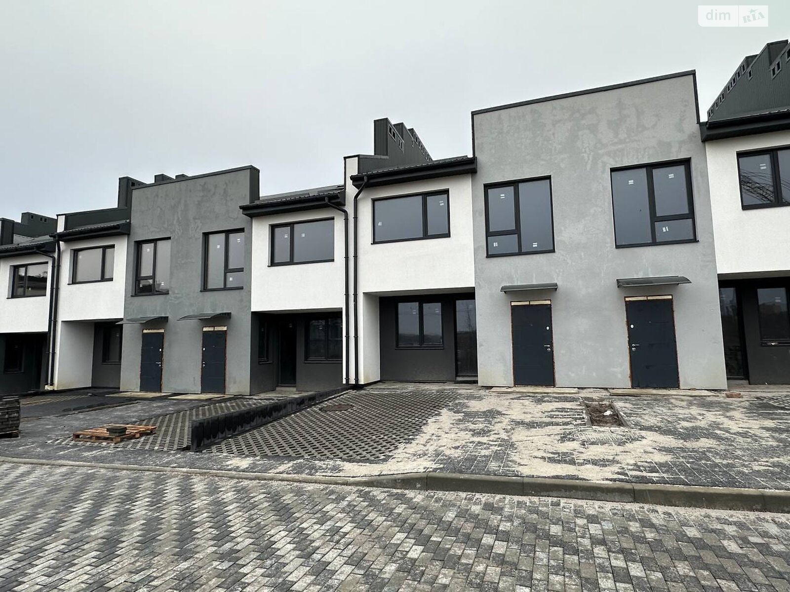 двухэтажный таунхаус, 99 кв. м, кирпич. Продажа в Ровно район Южный фото 1