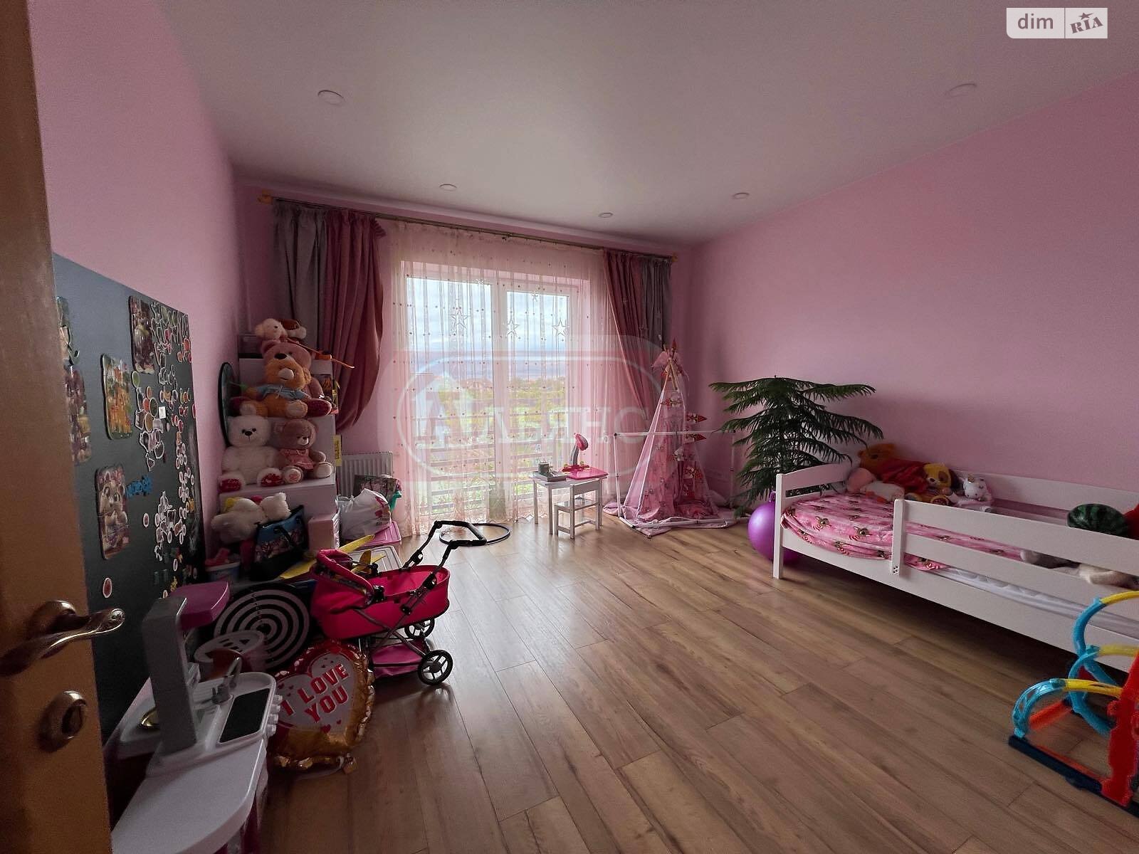 трехэтажный таунхаус, 160 кв. м, кирпич. Продажа в Сторожнице фото 1 трехэтажный таунхаус, 160 кв. м, кирпич. Продажа в Сторожнице фото 1