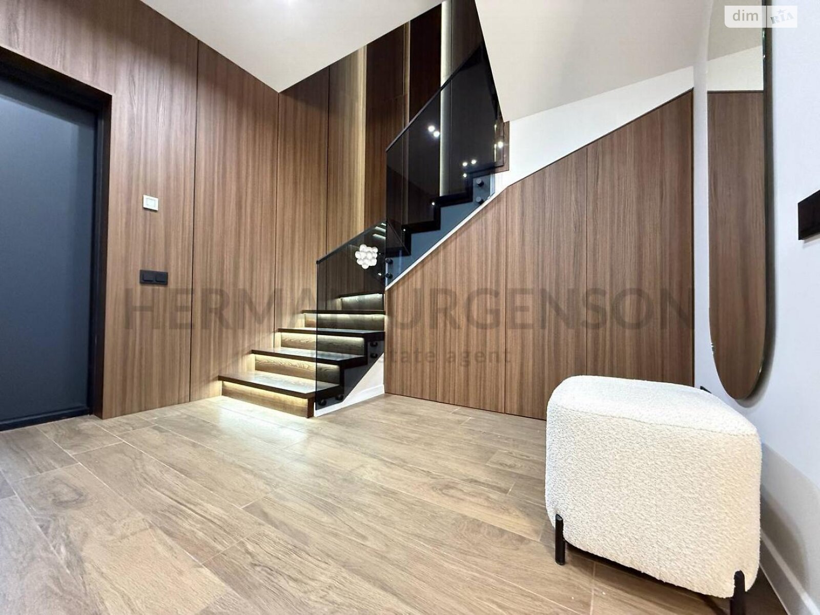 двухэтажный таунхаус, 121 кв. м, кирпич. Продажа в Сторожнице фото 1