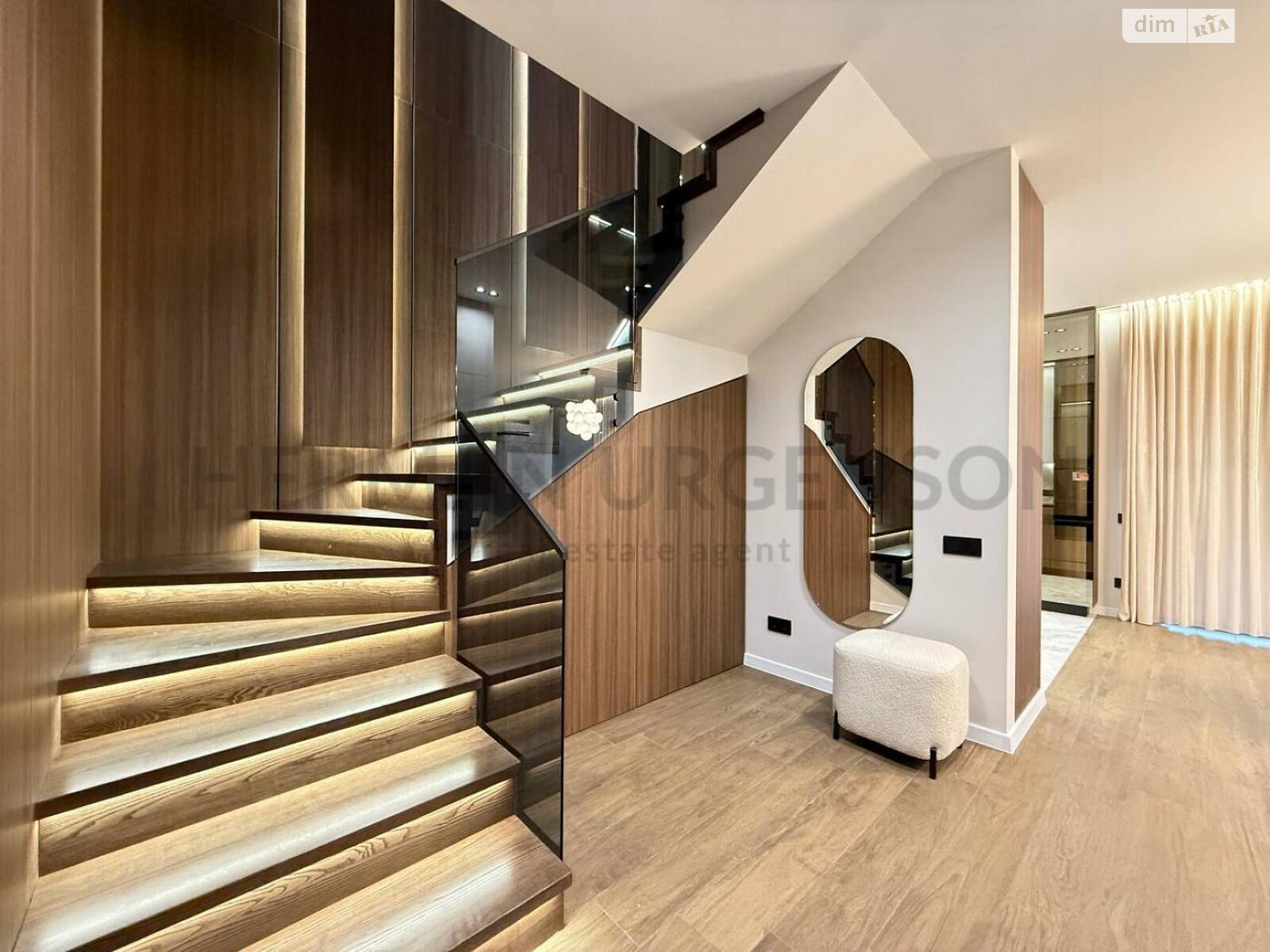 двухэтажный таунхаус, 121 кв. м, кирпич. Продажа в Сторожнице фото 1