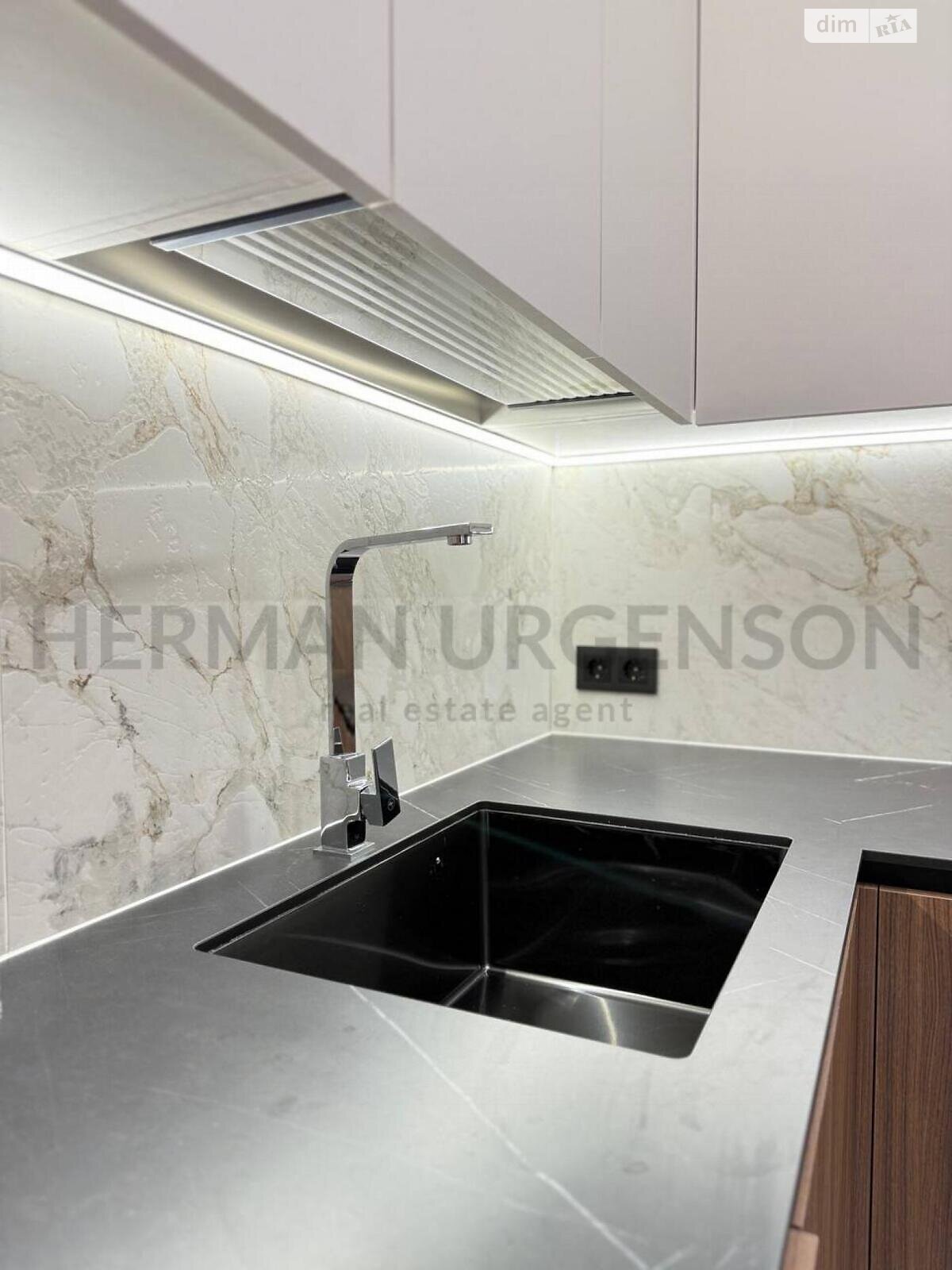 двухэтажный таунхаус, 121 кв. м, кирпич. Продажа в Сторожнице фото 1