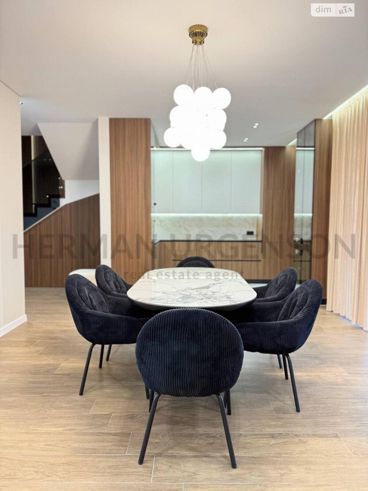 двухэтажный таунхаус, 121 кв. м, кирпич. Продажа в Сторожнице фото 1