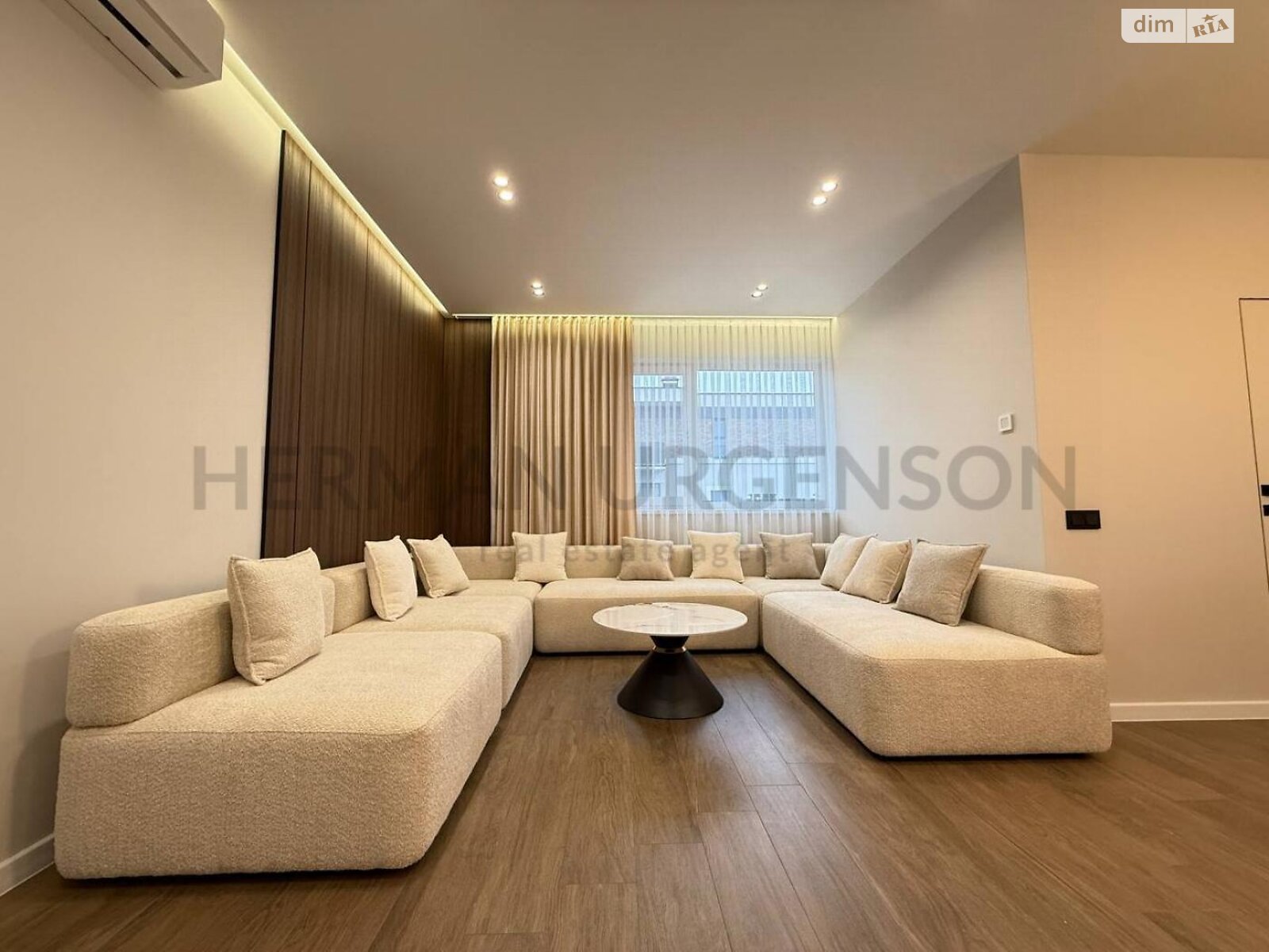 двухэтажный таунхаус, 121 кв. м, кирпич. Продажа в Сторожнице фото 1