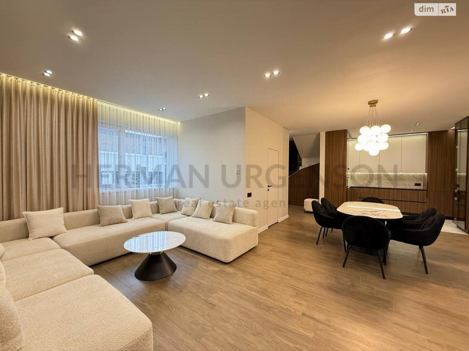 двухэтажный таунхаус, 121 кв. м, кирпич. Продажа в Сторожнице фото 1