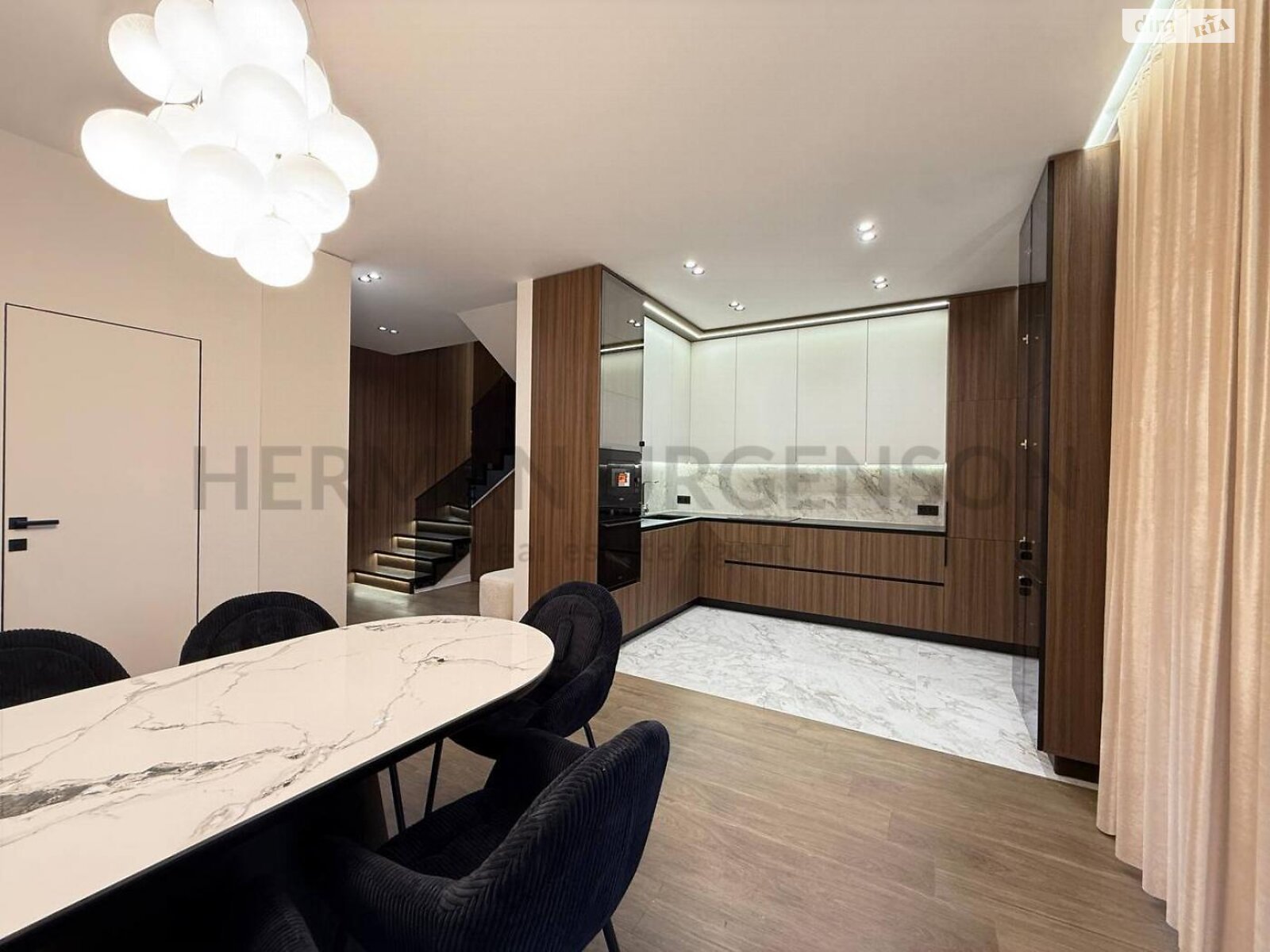 двухэтажный таунхаус, 121 кв. м, кирпич. Продажа в Сторожнице фото 1